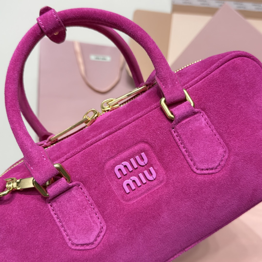 5BB148，Miu家新款保龄球包包，火爆这个秋冬的麂绒元素，顶级头层麂绒小牛皮，包身精致立体有型，正面刻字徽标与皮革颜色相呼应，可拆卸可调节皮革长肩带，全新帆布衬里，配拉链式口袋，众多明星网红同款，尺寸27X12X9Cm，配原版包装