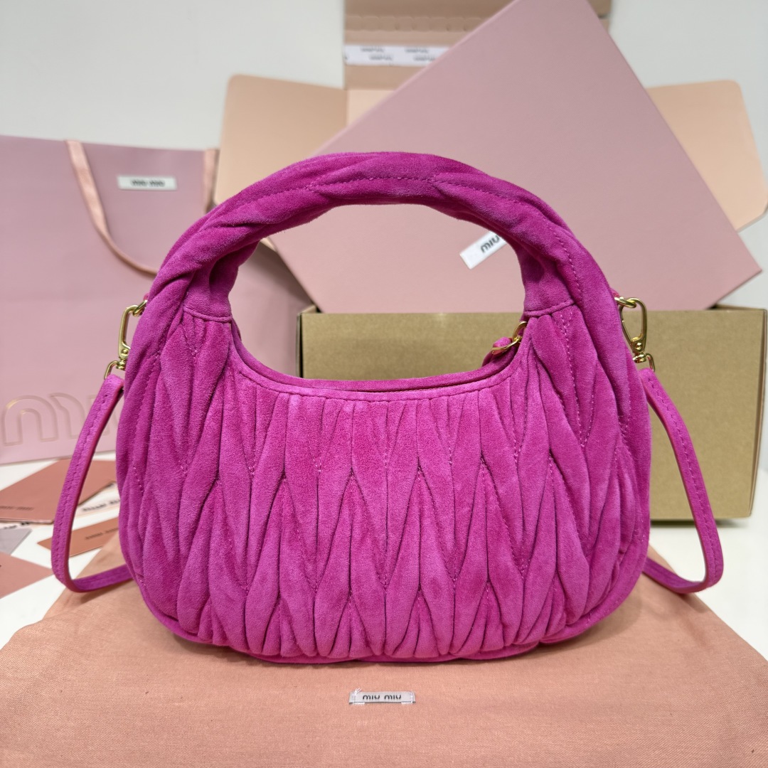 5BC125：MiuMiu新品MiuWander麂绒皮手袋，今年超火的鹿皮材质，秋冬必备单品，复古磨砂五金，利用圆孤的曲线，保留了应有的俏皮感，包型整体硬挺有型，充满个性，可甜可盐，容量可光，尺寸：23X13X7，配原版包装
