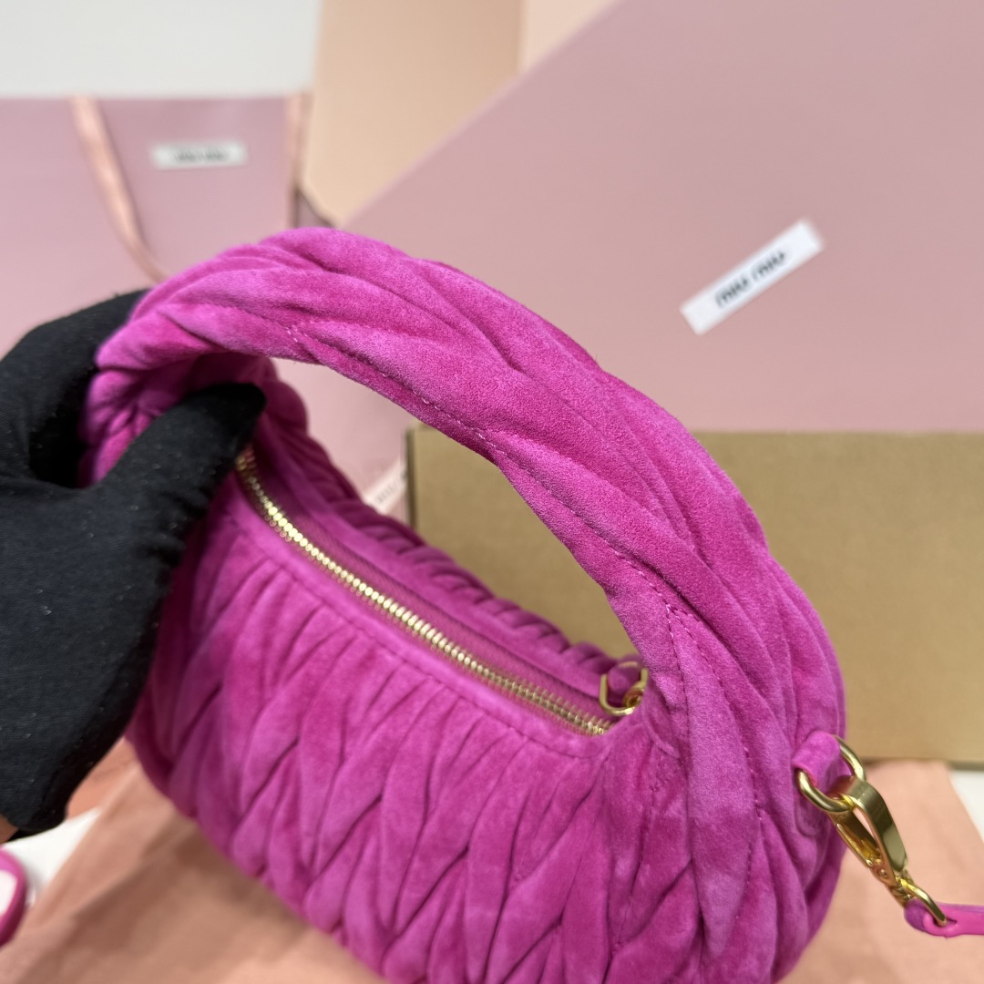 5BC125：MiuMiu新品MiuWander麂绒皮手袋，今年超火的鹿皮材质，秋冬必备单品，复古磨砂五金，利用圆孤的曲线，保留了应有的俏皮感，包型整体硬挺有型，充满个性，可甜可盐，容量可光，尺寸：23X13X7，配原版包装