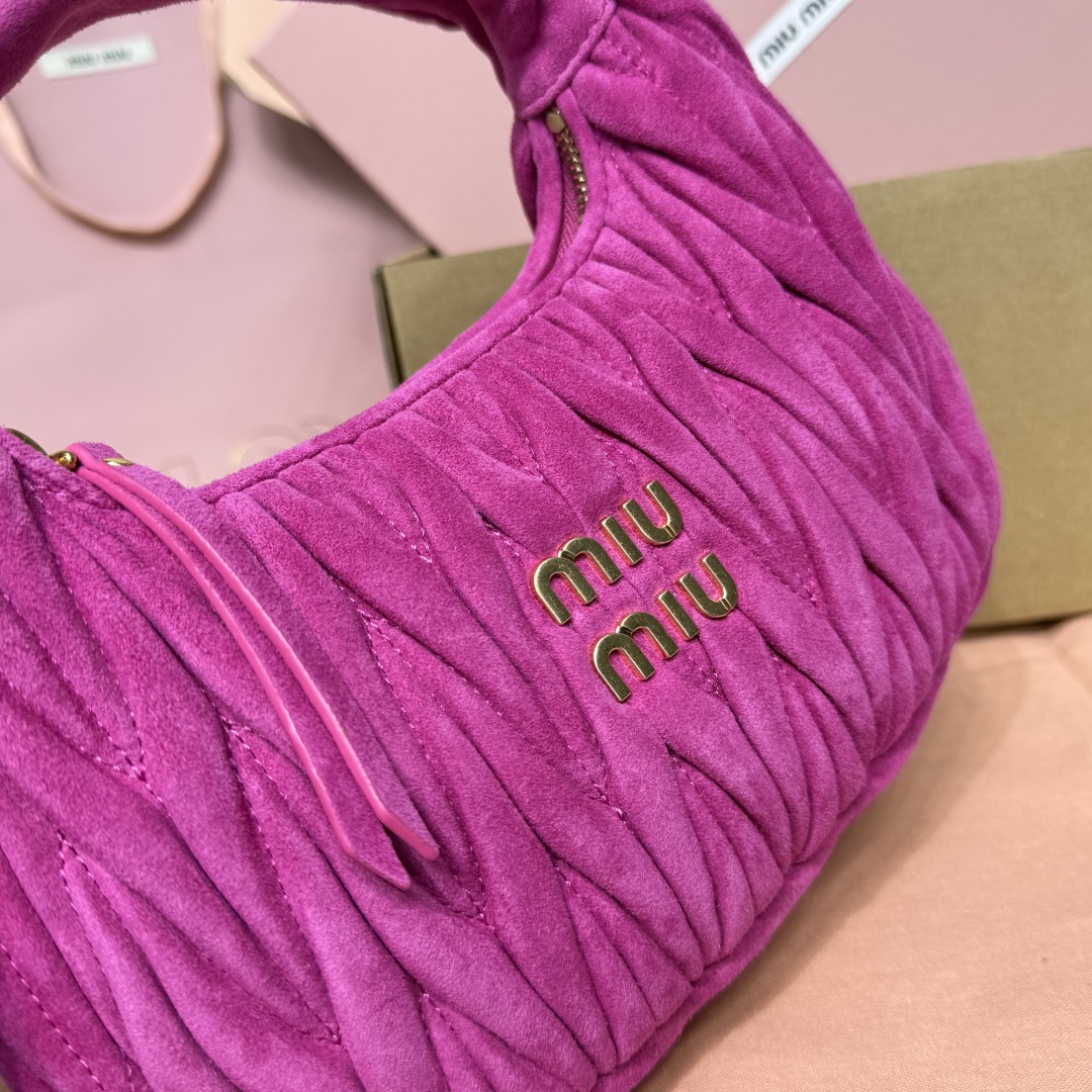 5BC125：MiuMiu新品MiuWander麂绒皮手袋，今年超火的鹿皮材质，秋冬必备单品，复古磨砂五金，利用圆孤的曲线，保留了应有的俏皮感，包型整体硬挺有型，充满个性，可甜可盐，容量可光，尺寸：23X13X7，配原版包装