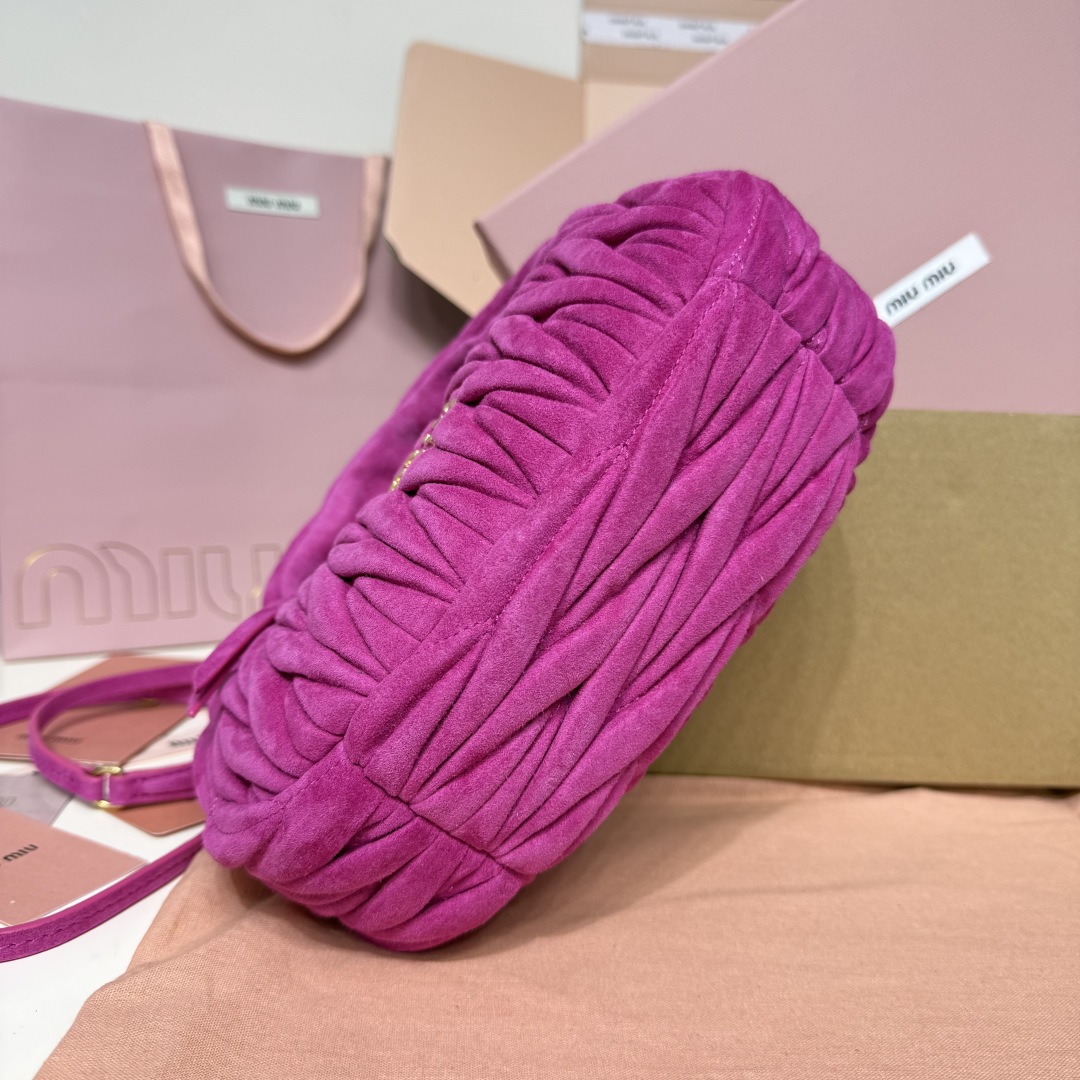 5BC125：MiuMiu新品MiuWander麂绒皮手袋，今年超火的鹿皮材质，秋冬必备单品，复古磨砂五金，利用圆孤的曲线，保留了应有的俏皮感，包型整体硬挺有型，充满个性，可甜可盐，容量可光，尺寸：23X13X7，配原版包装