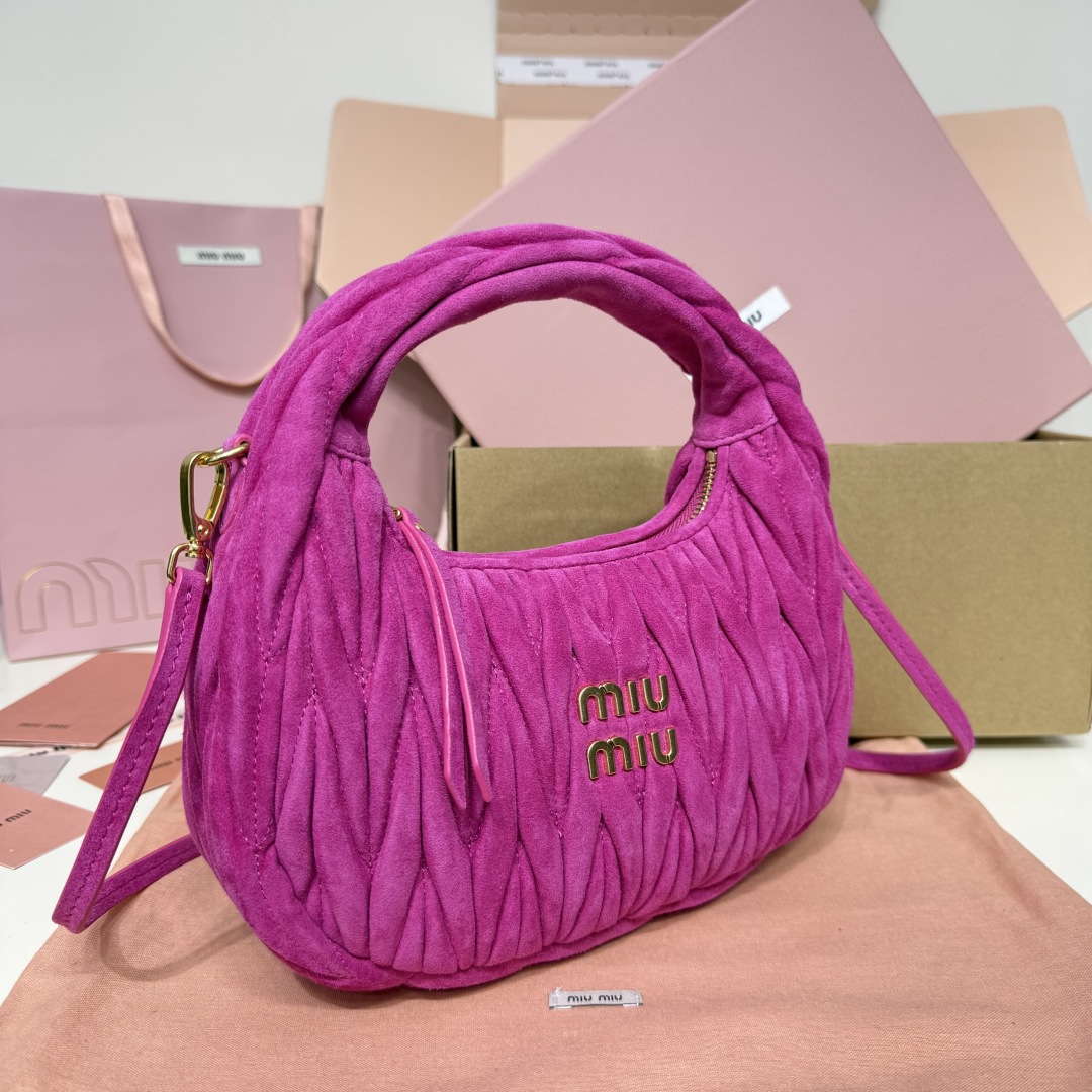 5BC125：MiuMiu新品MiuWander麂绒皮手袋，今年超火的鹿皮材质，秋冬必备单品，复古磨砂五金，利用圆孤的曲线，保留了应有的俏皮感，包型整体硬挺有型，充满个性，可甜可盐，容量可光，尺寸：23X13X7，配原版包装