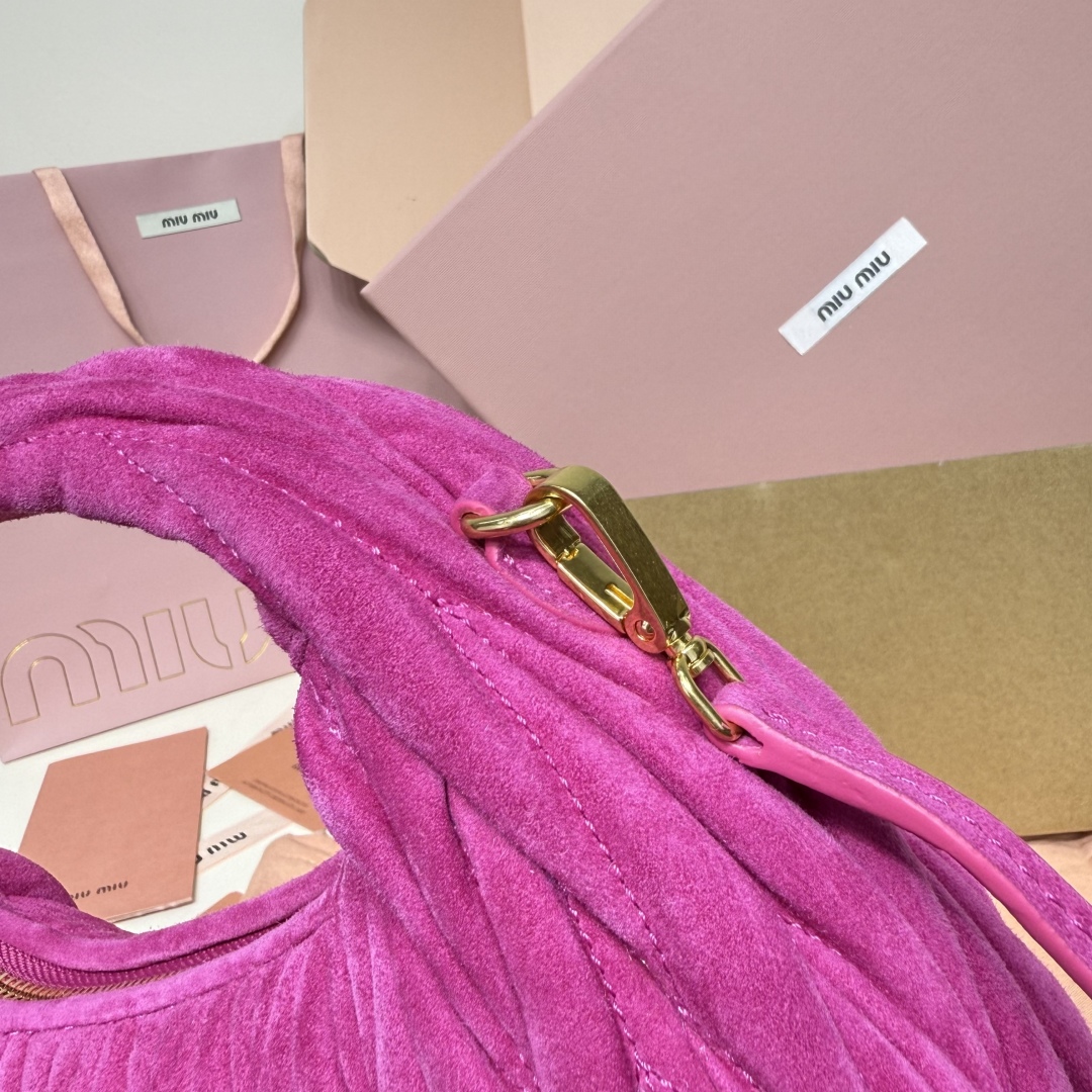 5BC125：MiuMiu新品MiuWander麂绒皮手袋，今年超火的鹿皮材质，秋冬必备单品，复古磨砂五金，利用圆孤的曲线，保留了应有的俏皮感，包型整体硬挺有型，充满个性，可甜可盐，容量可光，尺寸：23X13X7，配原版包装