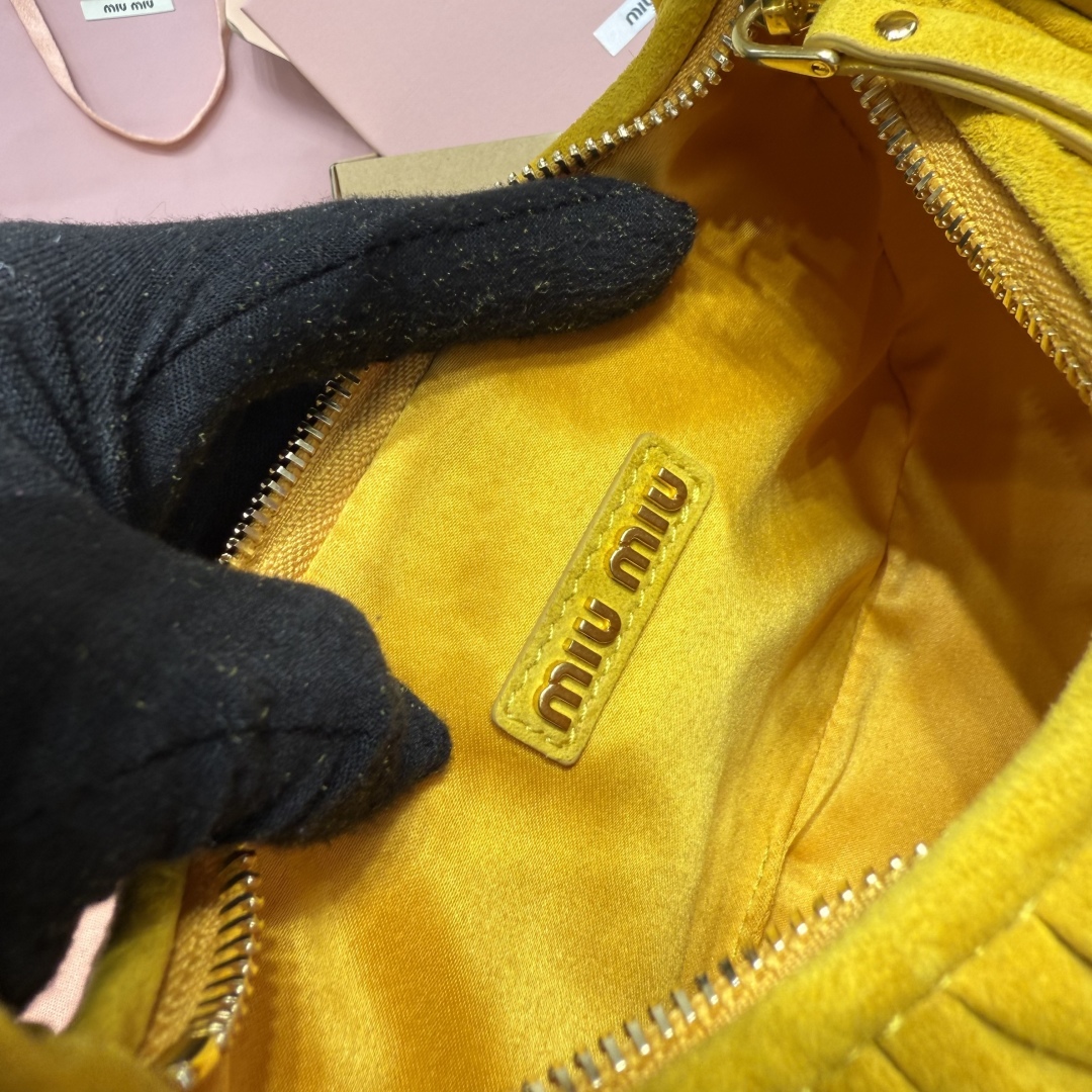 5BC125：MiuMiu新品MiuWander麂绒皮手袋，今年超火的鹿皮材质，秋冬必备单品，复古磨砂五金，利用圆孤的曲线，保留了应有的俏皮感，包型整体硬挺有型，充满个性，可甜可盐，容量可光，尺寸：23X13X7，配原版包装