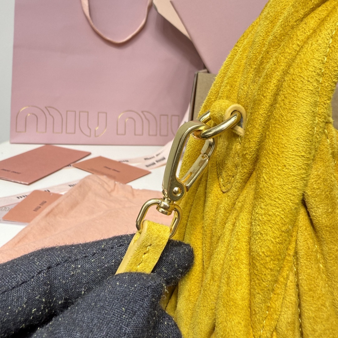 5BC125：MiuMiu新品MiuWander麂绒皮手袋，今年超火的鹿皮材质，秋冬必备单品，复古磨砂五金，利用圆孤的曲线，保留了应有的俏皮感，包型整体硬挺有型，充满个性，可甜可盐，容量可光，尺寸：23X13X7，配原版包装