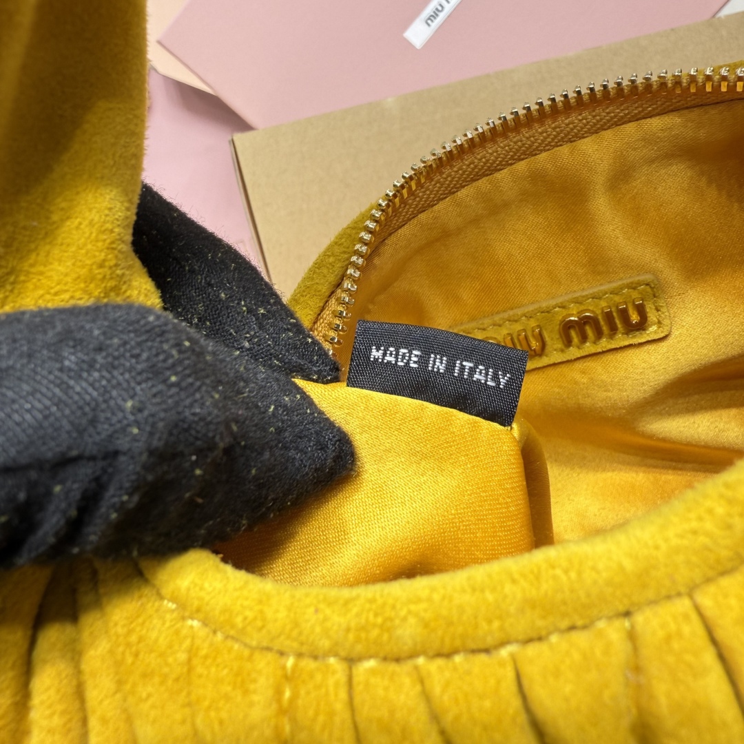 5BC125：MiuMiu新品MiuWander麂绒皮手袋，今年超火的鹿皮材质，秋冬必备单品，复古磨砂五金，利用圆孤的曲线，保留了应有的俏皮感，包型整体硬挺有型，充满个性，可甜可盐，容量可光，尺寸：23X13X7，配原版包装