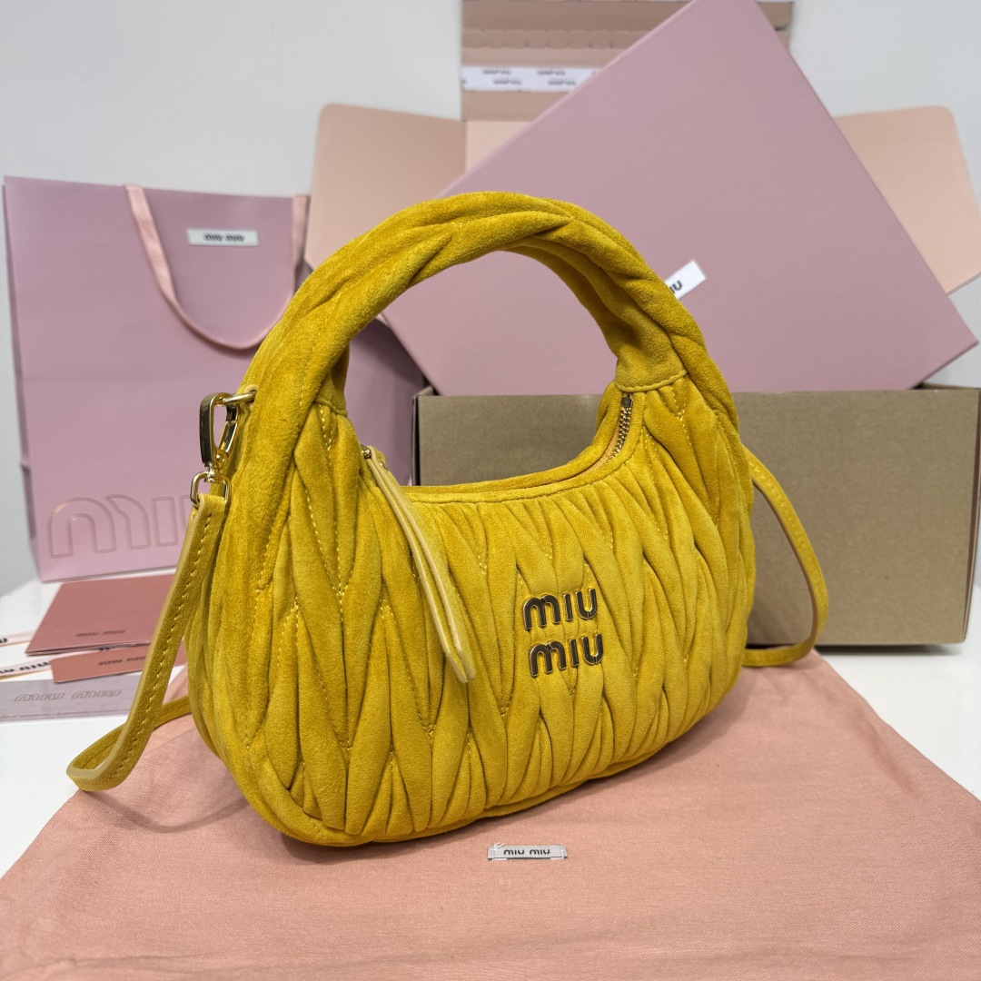 5BC125：MiuMiu新品MiuWander麂绒皮手袋，今年超火的鹿皮材质，秋冬必备单品，复古磨砂五金，利用圆孤的曲线，保留了应有的俏皮感，包型整体硬挺有型，充满个性，可甜可盐，容量可光，尺寸：23X13X7，配原版包装