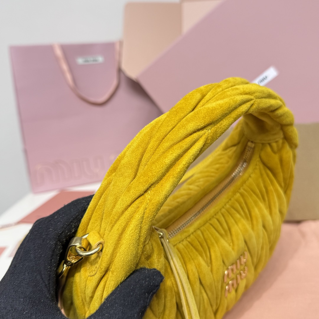 5BC125：MiuMiu新品MiuWander麂绒皮手袋，今年超火的鹿皮材质，秋冬必备单品，复古磨砂五金，利用圆孤的曲线，保留了应有的俏皮感，包型整体硬挺有型，充满个性，可甜可盐，容量可光，尺寸：23X13X7，配原版包装
