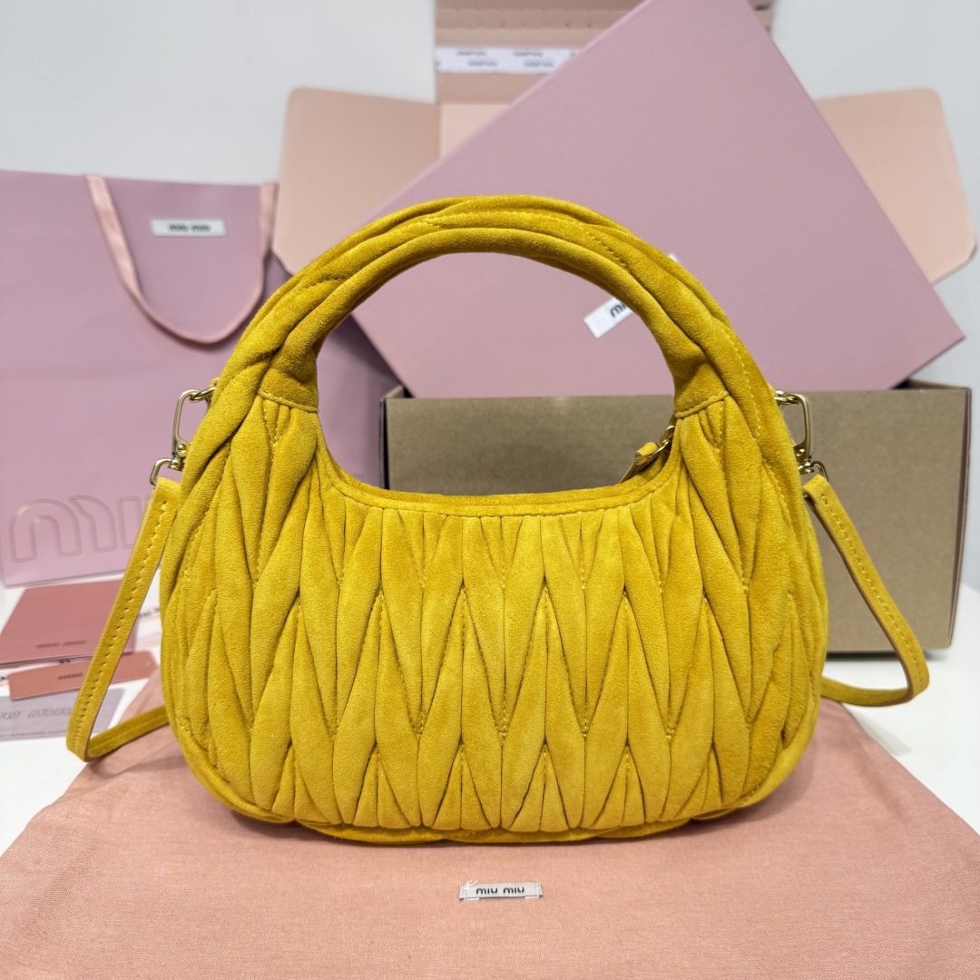 5BC125：MiuMiu新品MiuWander麂绒皮手袋，今年超火的鹿皮材质，秋冬必备单品，复古磨砂五金，利用圆孤的曲线，保留了应有的俏皮感，包型整体硬挺有型，充满个性，可甜可盐，容量可光，尺寸：23X13X7，配原版包装