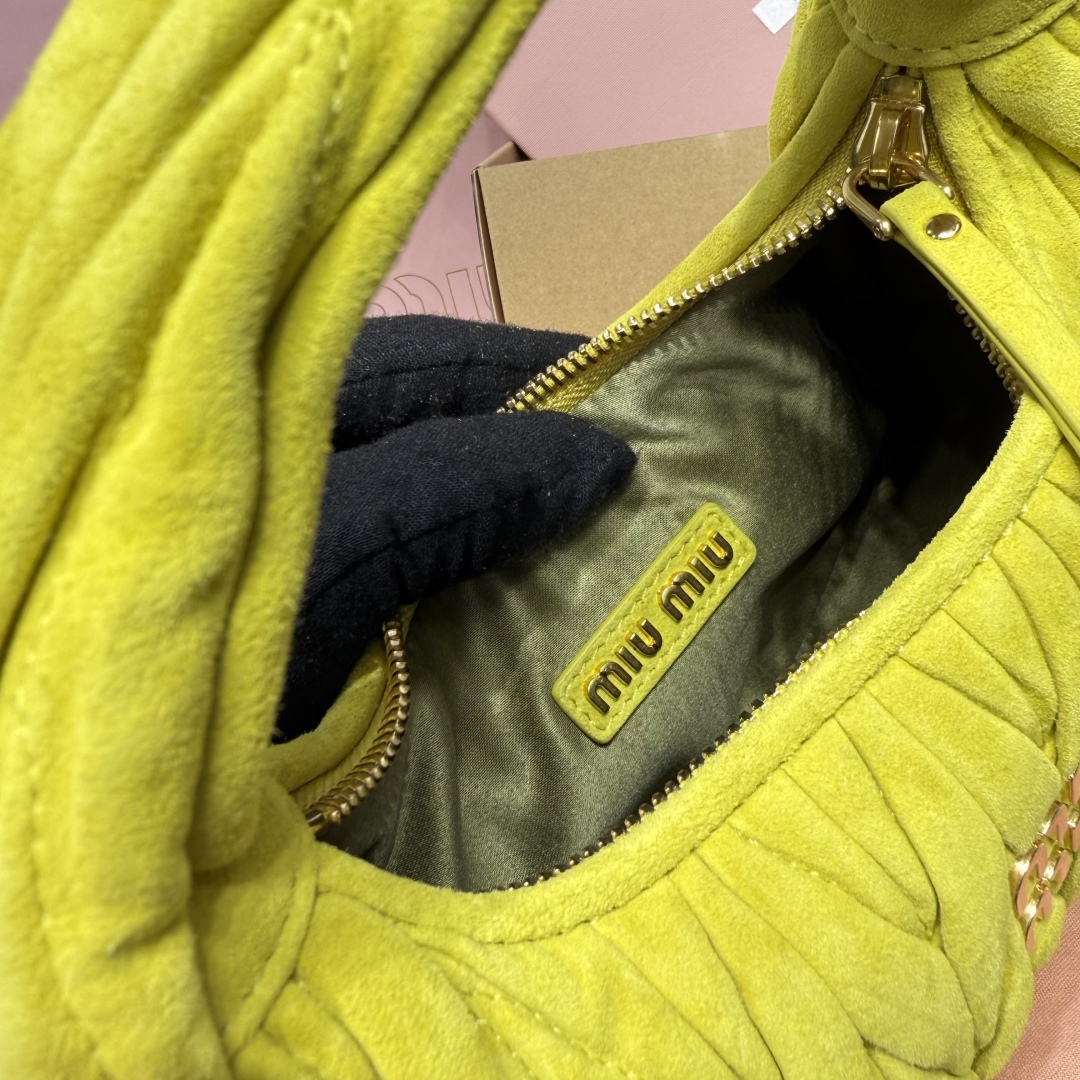 5BC125：MiuMiu新品MiuWander麂绒皮手袋，今年超火的鹿皮材质，秋冬必备单品，复古磨砂五金，利用圆孤的曲线，保留了应有的俏皮感，包型整体硬挺有型，充满个性，可甜可盐，容量可光，尺寸：23X13X7，配原版包装
