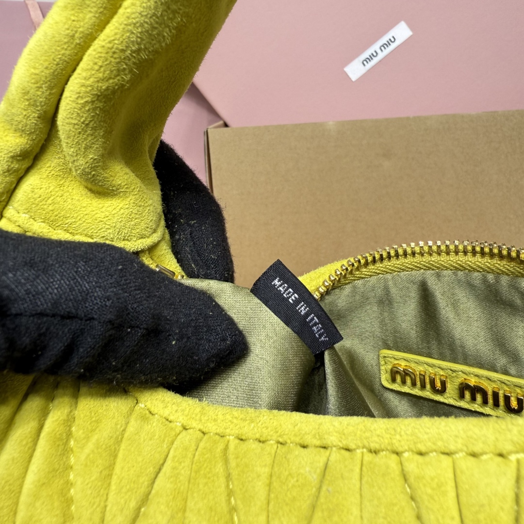 5BC125：MiuMiu新品MiuWander麂绒皮手袋，今年超火的鹿皮材质，秋冬必备单品，复古磨砂五金，利用圆孤的曲线，保留了应有的俏皮感，包型整体硬挺有型，充满个性，可甜可盐，容量可光，尺寸：23X13X7，配原版包装