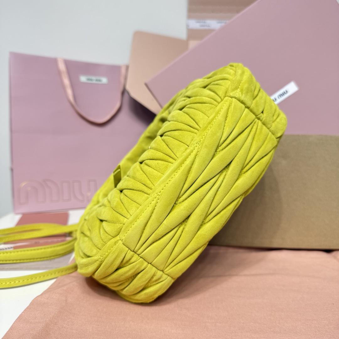 5BC125：MiuMiu新品MiuWander麂绒皮手袋，今年超火的鹿皮材质，秋冬必备单品，复古磨砂五金，利用圆孤的曲线，保留了应有的俏皮感，包型整体硬挺有型，充满个性，可甜可盐，容量可光，尺寸：23X13X7，配原版包装