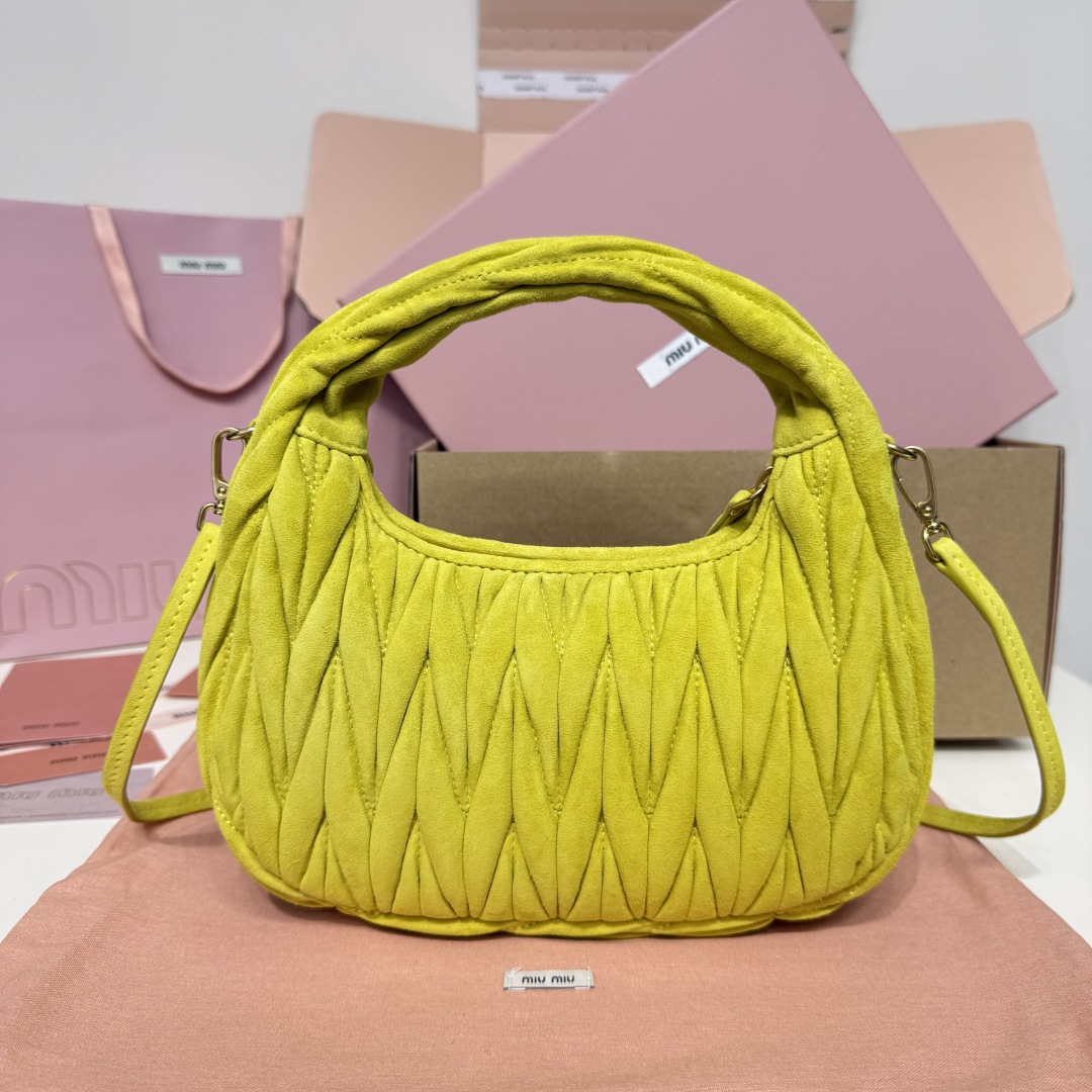 5BC125：MiuMiu新品MiuWander麂绒皮手袋，今年超火的鹿皮材质，秋冬必备单品，复古磨砂五金，利用圆孤的曲线，保留了应有的俏皮感，包型整体硬挺有型，充满个性，可甜可盐，容量可光，尺寸：23X13X7，配原版包装