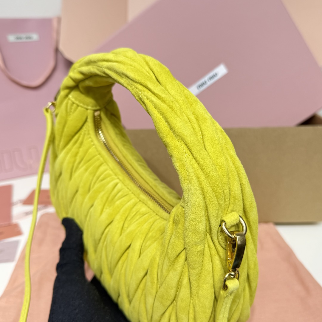 5BC125：MiuMiu新品MiuWander麂绒皮手袋，今年超火的鹿皮材质，秋冬必备单品，复古磨砂五金，利用圆孤的曲线，保留了应有的俏皮感，包型整体硬挺有型，充满个性，可甜可盐，容量可光，尺寸：23X13X7，配原版包装
