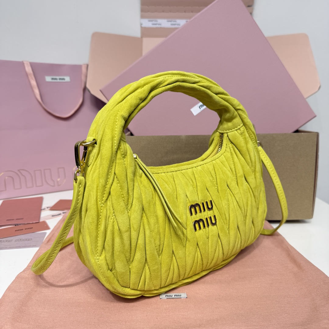 5BC125：MiuMiu新品MiuWander麂绒皮手袋，今年超火的鹿皮材质，秋冬必备单品，复古磨砂五金，利用圆孤的曲线，保留了应有的俏皮感，包型整体硬挺有型，充满个性，可甜可盐，容量可光，尺寸：23X13X7，配原版包装