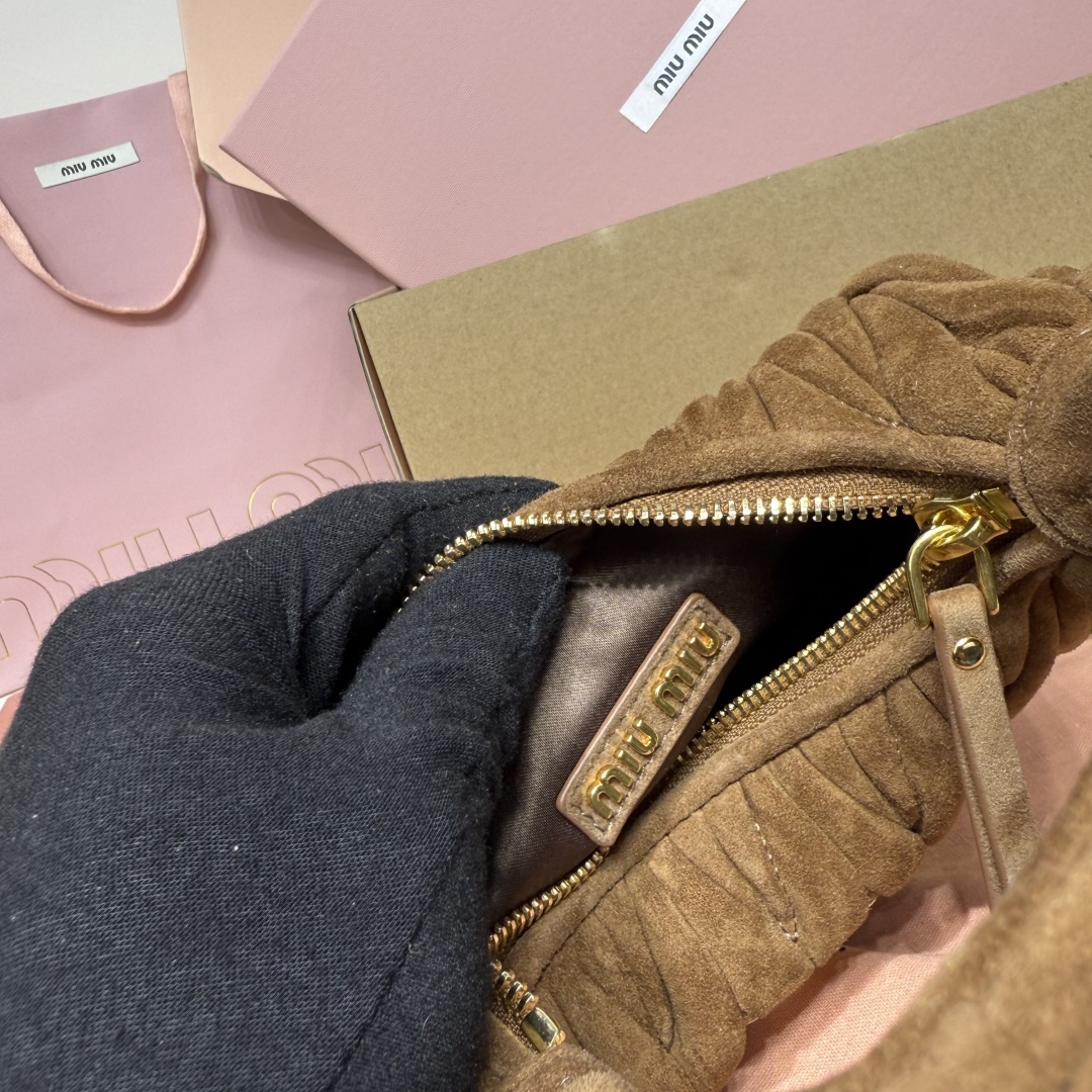 5BC125：MiuMiu新品MiuWander麂绒皮手袋，今年超火的鹿皮材质，秋冬必备单品，复古磨砂五金，利用圆孤的曲线，保留了应有的俏皮感，包型整体硬挺有型，充满个性，可甜可盐，容量可光，尺寸：23X13X7，配原版包装