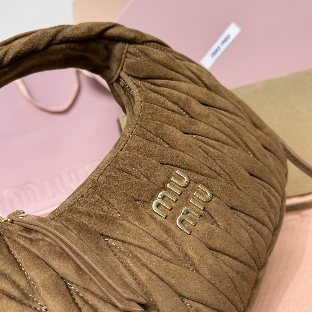 5BC125：MiuMiu新品MiuWander麂绒皮手袋，今年超火的鹿皮材质，秋冬必备单品，复古磨砂五金，利用圆孤的曲线，保留了应有的俏皮感，包型整体硬挺有型，充满个性，可甜可盐，容量可光，尺寸：23X13X7，配原版包装