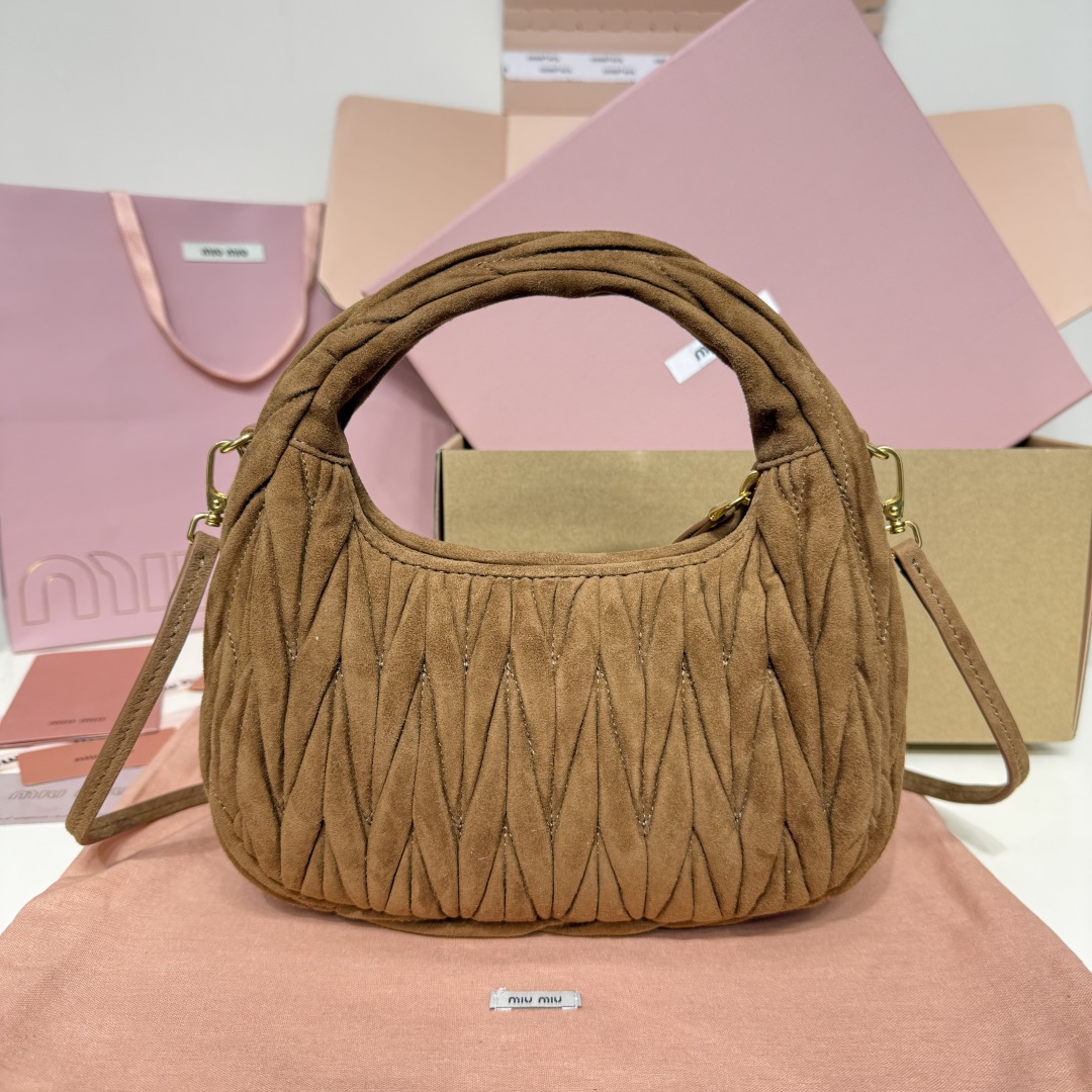 5BC125：MiuMiu新品MiuWander麂绒皮手袋，今年超火的鹿皮材质，秋冬必备单品，复古磨砂五金，利用圆孤的曲线，保留了应有的俏皮感，包型整体硬挺有型，充满个性，可甜可盐，容量可光，尺寸：23X13X7，配原版包装