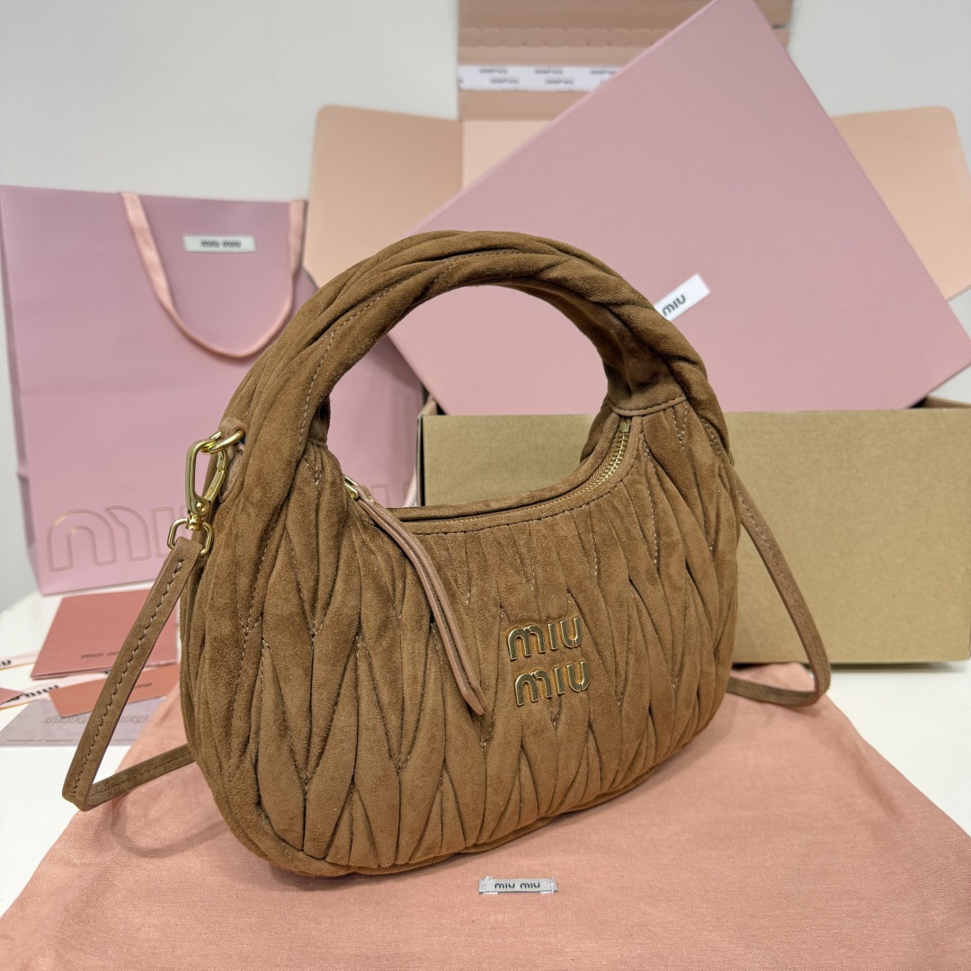 5BC125：MiuMiu新品MiuWander麂绒皮手袋，今年超火的鹿皮材质，秋冬必备单品，复古磨砂五金，利用圆孤的曲线，保留了应有的俏皮感，包型整体硬挺有型，充满个性，可甜可盐，容量可光，尺寸：23X13X7，配原版包装