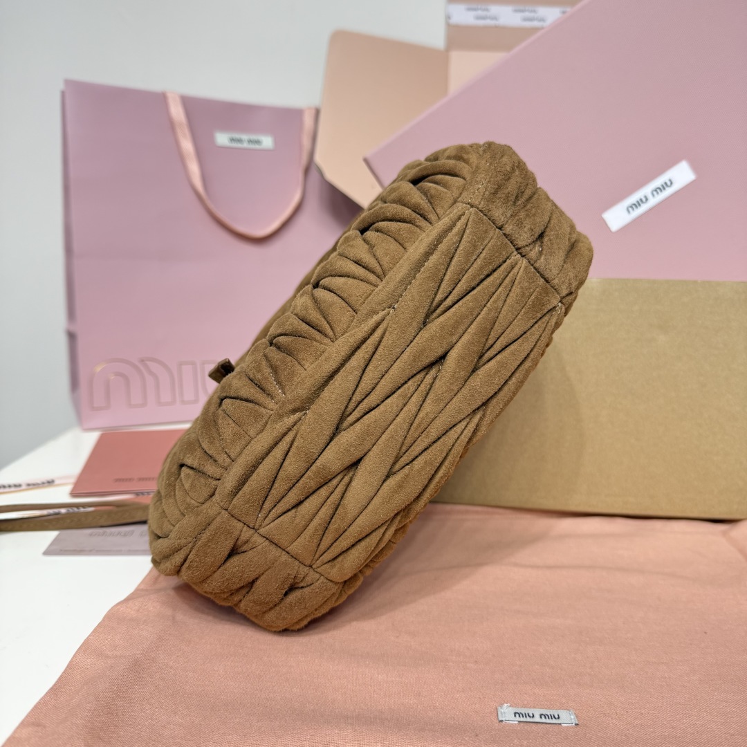 5BC125：MiuMiu新品MiuWander麂绒皮手袋，今年超火的鹿皮材质，秋冬必备单品，复古磨砂五金，利用圆孤的曲线，保留了应有的俏皮感，包型整体硬挺有型，充满个性，可甜可盐，容量可光，尺寸：23X13X7，配原版包装