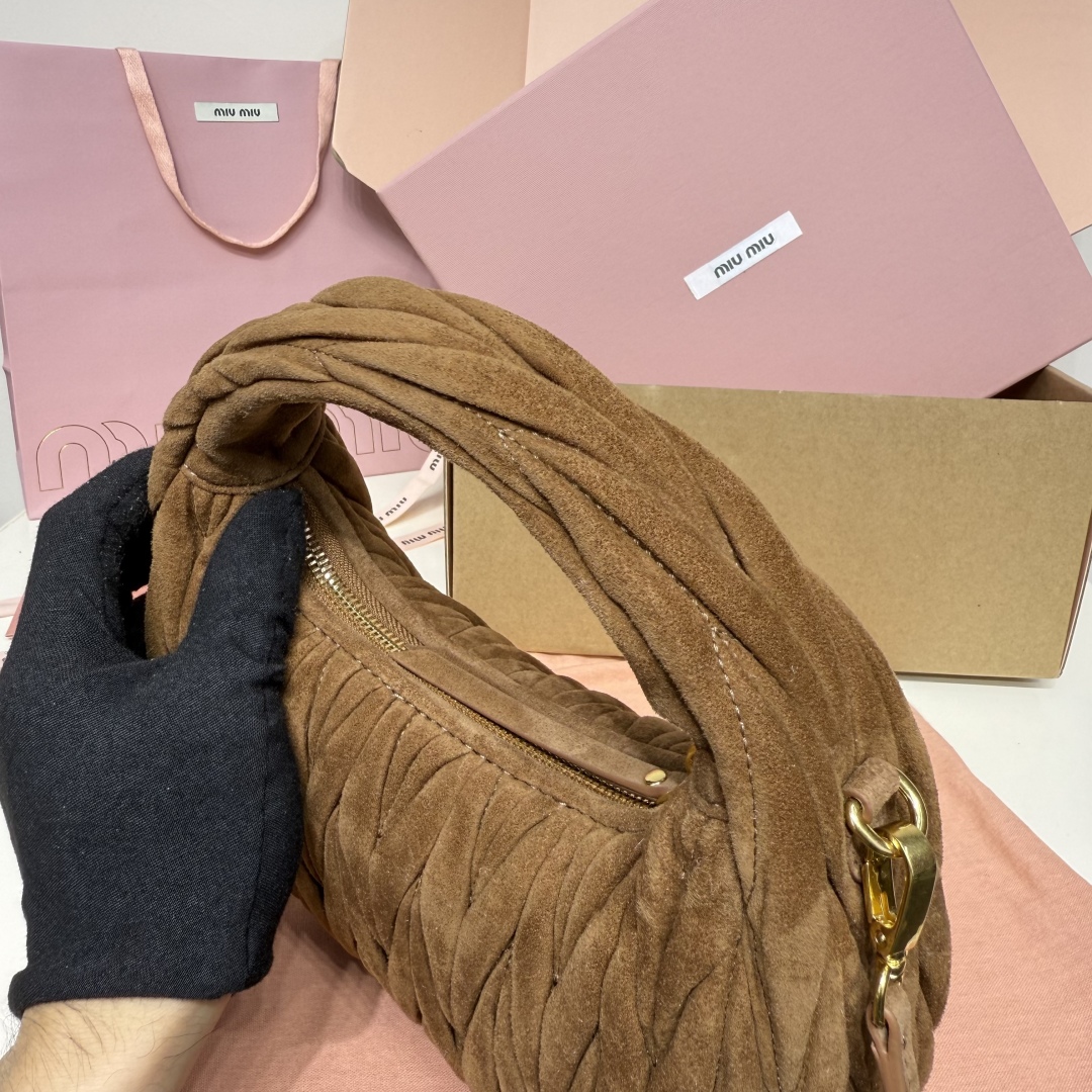 5BC125：MiuMiu新品MiuWander麂绒皮手袋，今年超火的鹿皮材质，秋冬必备单品，复古磨砂五金，利用圆孤的曲线，保留了应有的俏皮感，包型整体硬挺有型，充满个性，可甜可盐，容量可光，尺寸：23X13X7，配原版包装