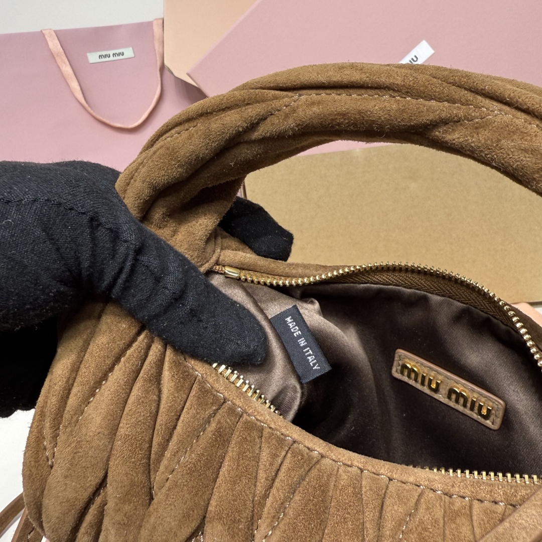 5BC125：MiuMiu新品MiuWander麂绒皮手袋，今年超火的鹿皮材质，秋冬必备单品，复古磨砂五金，利用圆孤的曲线，保留了应有的俏皮感，包型整体硬挺有型，充满个性，可甜可盐，容量可光，尺寸：23X13X7，配原版包装