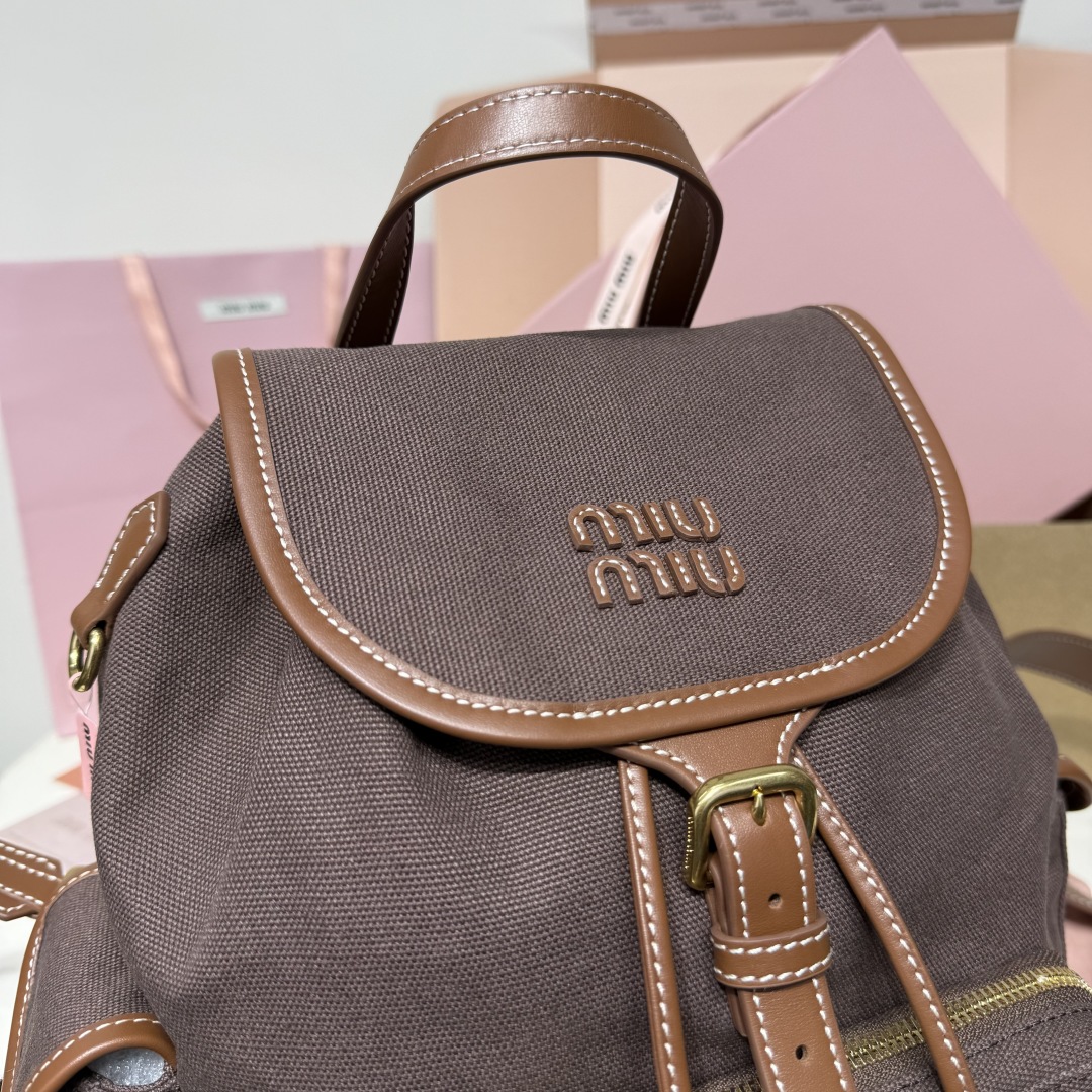 💰800
MIU新品学院风双肩包：5BZ042，帆布与高品质小牛皮的完美搭配，厚实耐磨亚麻混纺内衬，这款皮革双肩包采用校园风设计，融合精湛工艺与休闲态度，别致的多口袋设计彰显MlU手袋的时尚趣致精神，经典皮革双肩背带与肩带，穿搭开挂神器：配白T牛仔，配卡其风衣，配休闲运动服…风格百变，内里装得下宇宙：iPad，折叠伞，化妆包，实用轻便又高级感十足
尺寸：29.5X25X12.5cm