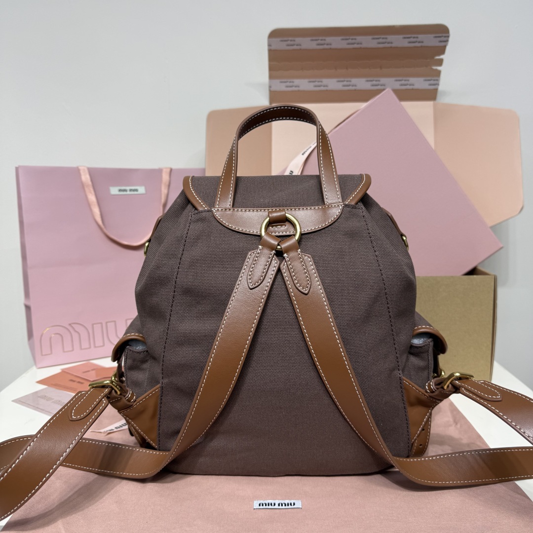 💰800
MIU新品学院风双肩包：5BZ042，帆布与高品质小牛皮的完美搭配，厚实耐磨亚麻混纺内衬，这款皮革双肩包采用校园风设计，融合精湛工艺与休闲态度，别致的多口袋设计彰显MlU手袋的时尚趣致精神，经典皮革双肩背带与肩带，穿搭开挂神器：配白T牛仔，配卡其风衣，配休闲运动服…风格百变，内里装得下宇宙：iPad，折叠伞，化妆包，实用轻便又高级感十足
尺寸：29.5X25X12.5cm