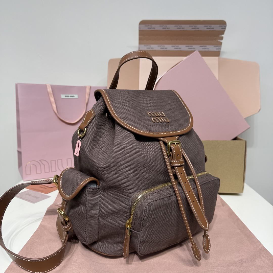 💰800
MIU新品学院风双肩包：5BZ042，帆布与高品质小牛皮的完美搭配，厚实耐磨亚麻混纺内衬，这款皮革双肩包采用校园风设计，融合精湛工艺与休闲态度，别致的多口袋设计彰显MlU手袋的时尚趣致精神，经典皮革双肩背带与肩带，穿搭开挂神器：配白T牛仔，配卡其风衣，配休闲运动服…风格百变，内里装得下宇宙：iPad，折叠伞，化妆包，实用轻便又高级感十足
尺寸：29.5X25X12.5cm
