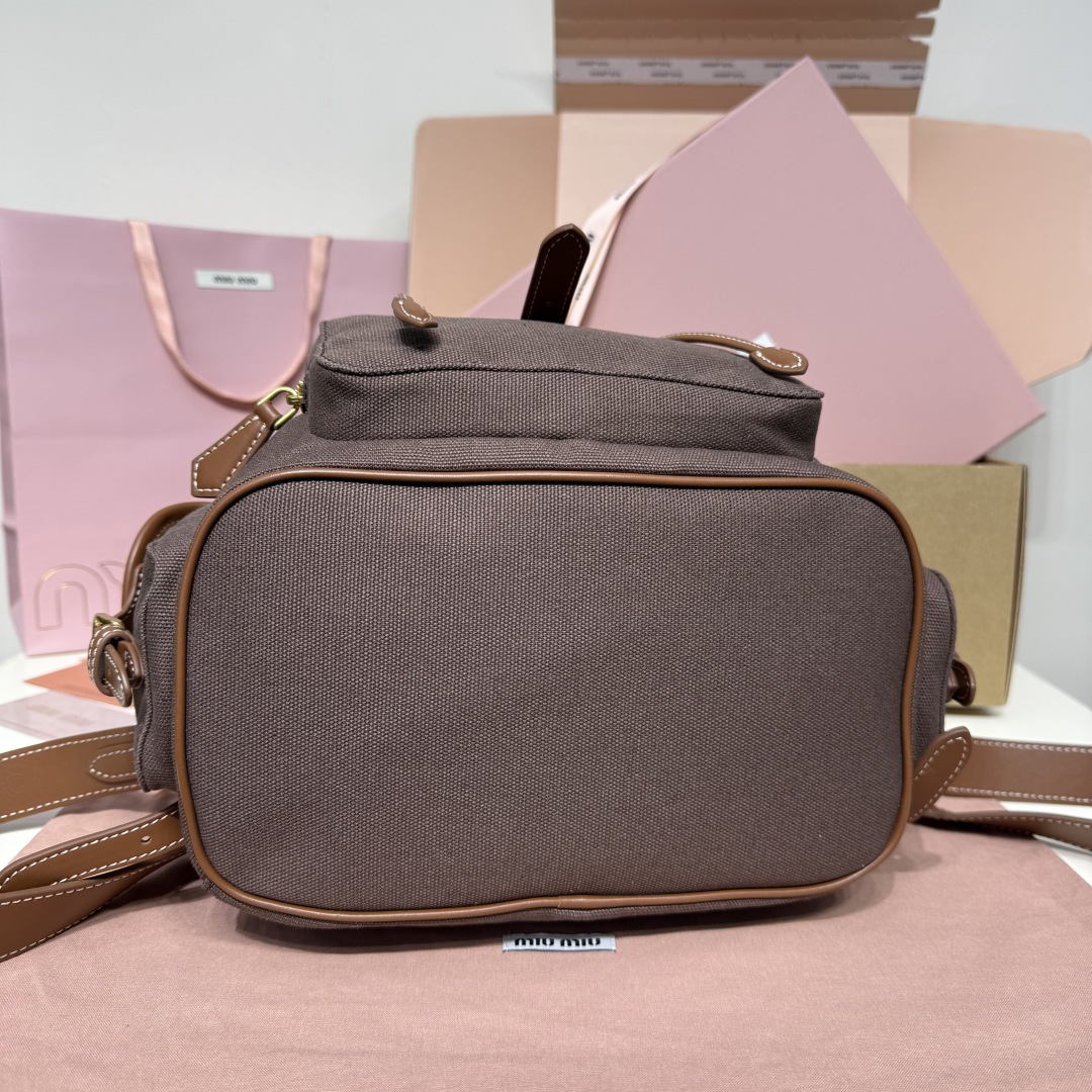💰800
MIU新品学院风双肩包：5BZ042，帆布与高品质小牛皮的完美搭配，厚实耐磨亚麻混纺内衬，这款皮革双肩包采用校园风设计，融合精湛工艺与休闲态度，别致的多口袋设计彰显MlU手袋的时尚趣致精神，经典皮革双肩背带与肩带，穿搭开挂神器：配白T牛仔，配卡其风衣，配休闲运动服…风格百变，内里装得下宇宙：iPad，折叠伞，化妆包，实用轻便又高级感十足
尺寸：29.5X25X12.5cm