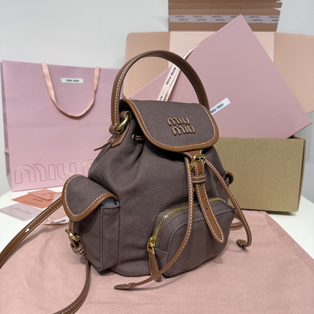 💰750
MIU新品学院风双肩包：5BZ043，帆布与高品质小牛皮的完美搭配，厚实耐磨亚麻混纺内衬，这款皮革双肩包采用校园风设计，融合精湛工艺与休闲态度，别致的多口袋设计彰显MlU手袋的时尚趣致精神，经典皮革双肩背带与肩带，穿搭开挂神器：配白T牛仔，配卡其风衣，配休闲运动服…风格百变，内里装得下宇宙：iPad，折叠伞，化妆包，实用轻便又高级感十足
尺寸：22X18X11.5cm