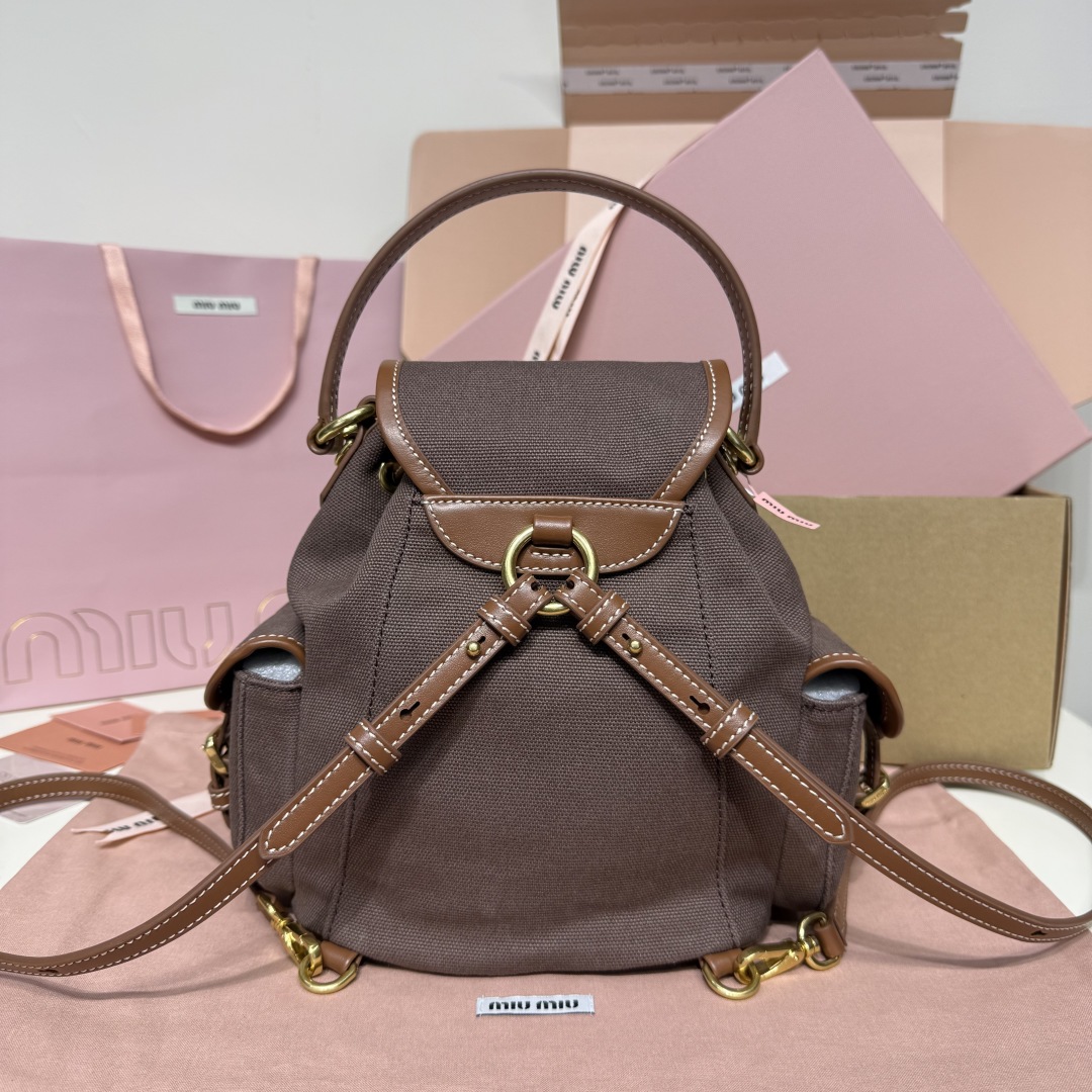 💰750
MIU新品学院风双肩包：5BZ043，帆布与高品质小牛皮的完美搭配，厚实耐磨亚麻混纺内衬，这款皮革双肩包采用校园风设计，融合精湛工艺与休闲态度，别致的多口袋设计彰显MlU手袋的时尚趣致精神，经典皮革双肩背带与肩带，穿搭开挂神器：配白T牛仔，配卡其风衣，配休闲运动服…风格百变，内里装得下宇宙：iPad，折叠伞，化妆包，实用轻便又高级感十足
尺寸：22X18X11.5cm
