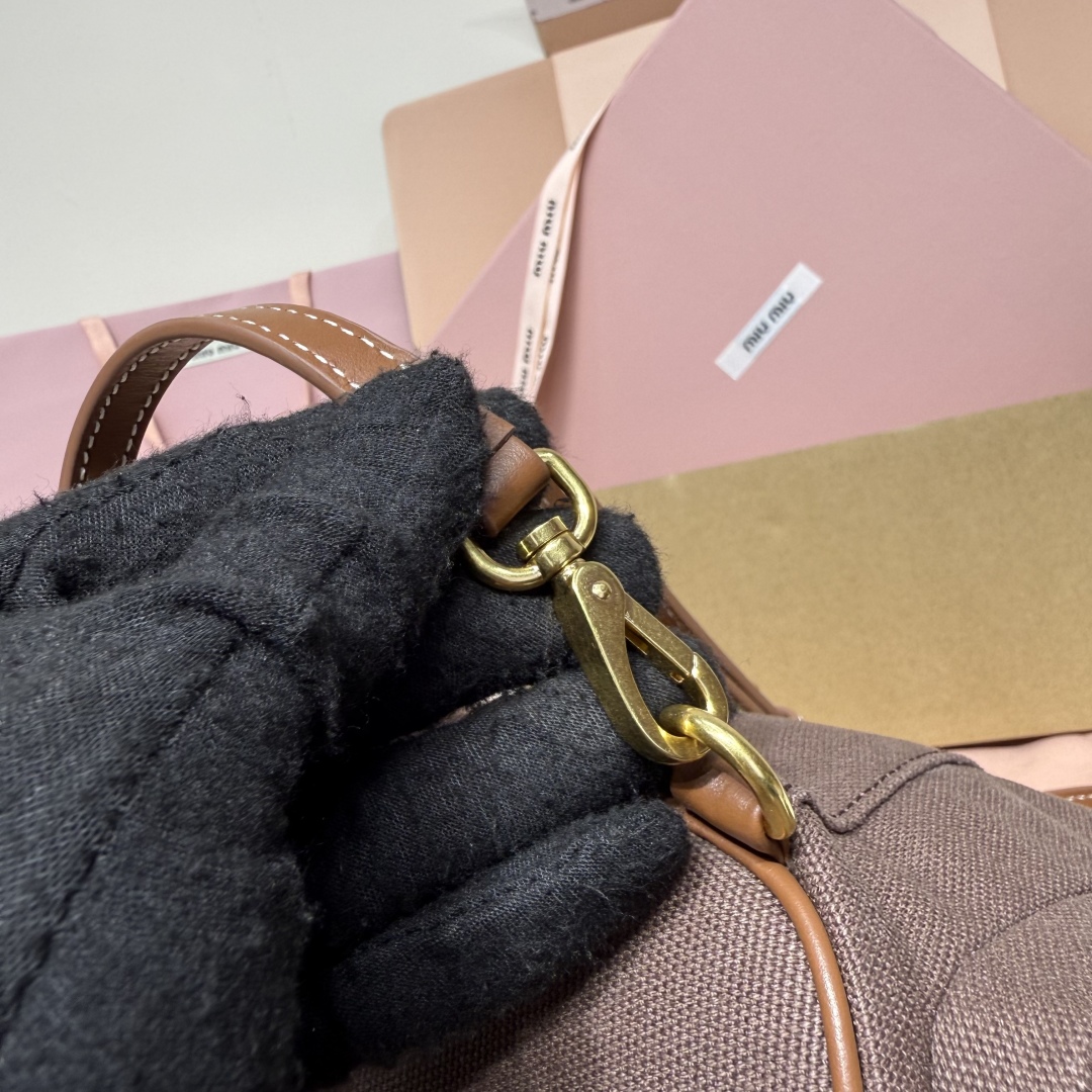 💰750
MIU新品学院风双肩包：5BZ043，帆布与高品质小牛皮的完美搭配，厚实耐磨亚麻混纺内衬，这款皮革双肩包采用校园风设计，融合精湛工艺与休闲态度，别致的多口袋设计彰显MlU手袋的时尚趣致精神，经典皮革双肩背带与肩带，穿搭开挂神器：配白T牛仔，配卡其风衣，配休闲运动服…风格百变，内里装得下宇宙：iPad，折叠伞，化妆包，实用轻便又高级感十足
尺寸：22X18X11.5cm
