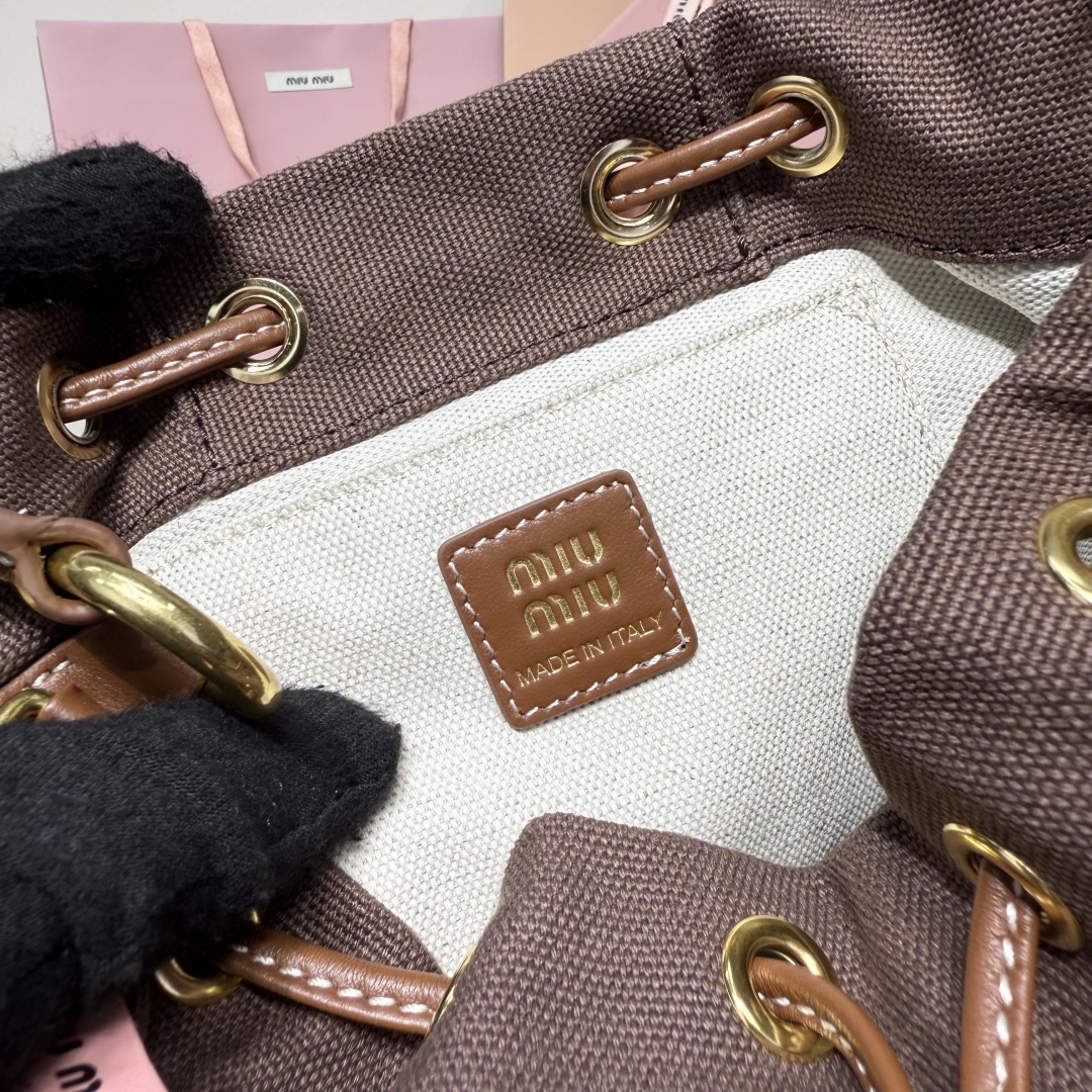 💰750
MIU新品学院风双肩包：5BZ043，帆布与高品质小牛皮的完美搭配，厚实耐磨亚麻混纺内衬，这款皮革双肩包采用校园风设计，融合精湛工艺与休闲态度，别致的多口袋设计彰显MlU手袋的时尚趣致精神，经典皮革双肩背带与肩带，穿搭开挂神器：配白T牛仔，配卡其风衣，配休闲运动服…风格百变，内里装得下宇宙：iPad，折叠伞，化妆包，实用轻便又高级感十足
尺寸：22X18X11.5cm