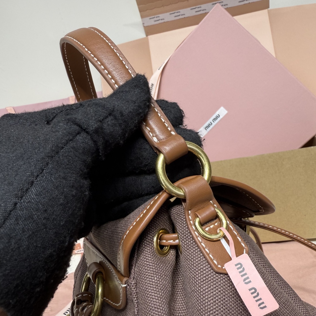 💰750
MIU新品学院风双肩包：5BZ043，帆布与高品质小牛皮的完美搭配，厚实耐磨亚麻混纺内衬，这款皮革双肩包采用校园风设计，融合精湛工艺与休闲态度，别致的多口袋设计彰显MlU手袋的时尚趣致精神，经典皮革双肩背带与肩带，穿搭开挂神器：配白T牛仔，配卡其风衣，配休闲运动服…风格百变，内里装得下宇宙：iPad，折叠伞，化妆包，实用轻便又高级感十足
尺寸：22X18X11.5cm