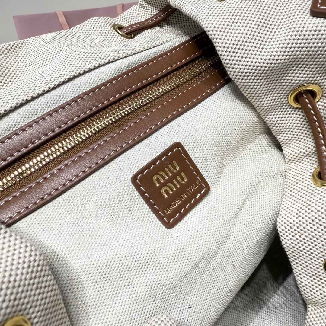 💰800
MIU新品学院风双肩包：5BZ042，帆布与高品质小牛皮的完美搭配，厚实耐磨亚麻混纺内衬，这款皮革双肩包采用校园风设计，融合精湛工艺与休闲态度，别致的多口袋设计彰显MlU手袋的时尚趣致精神，经典皮革双肩背带与肩带，穿搭开挂神器：配白T牛仔，配卡其风衣，配休闲运动服…风格百变，内里装得下宇宙：iPad，折叠伞，化妆包，实用轻便又高级感十足
尺寸：29.5X25X12.5cm