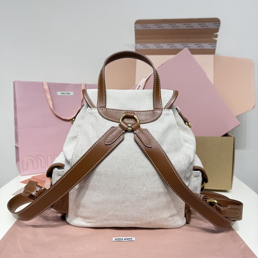 💰800
MIU新品学院风双肩包：5BZ042，帆布与高品质小牛皮的完美搭配，厚实耐磨亚麻混纺内衬，这款皮革双肩包采用校园风设计，融合精湛工艺与休闲态度，别致的多口袋设计彰显MlU手袋的时尚趣致精神，经典皮革双肩背带与肩带，穿搭开挂神器：配白T牛仔，配卡其风衣，配休闲运动服…风格百变，内里装得下宇宙：iPad，折叠伞，化妆包，实用轻便又高级感十足
尺寸：29.5X25X12.5cm