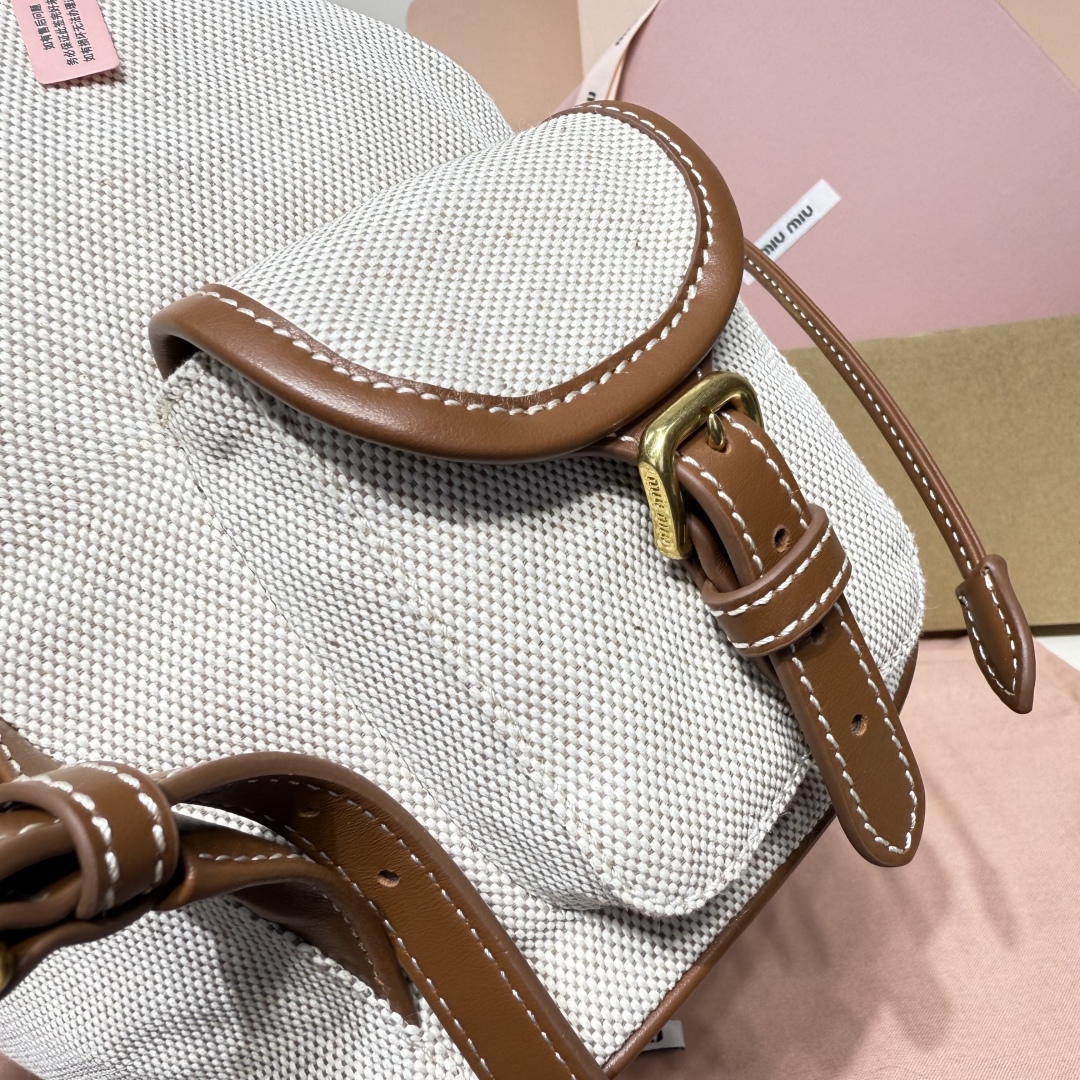💰800
MIU新品学院风双肩包：5BZ042，帆布与高品质小牛皮的完美搭配，厚实耐磨亚麻混纺内衬，这款皮革双肩包采用校园风设计，融合精湛工艺与休闲态度，别致的多口袋设计彰显MlU手袋的时尚趣致精神，经典皮革双肩背带与肩带，穿搭开挂神器：配白T牛仔，配卡其风衣，配休闲运动服…风格百变，内里装得下宇宙：iPad，折叠伞，化妆包，实用轻便又高级感十足
尺寸：29.5X25X12.5cm