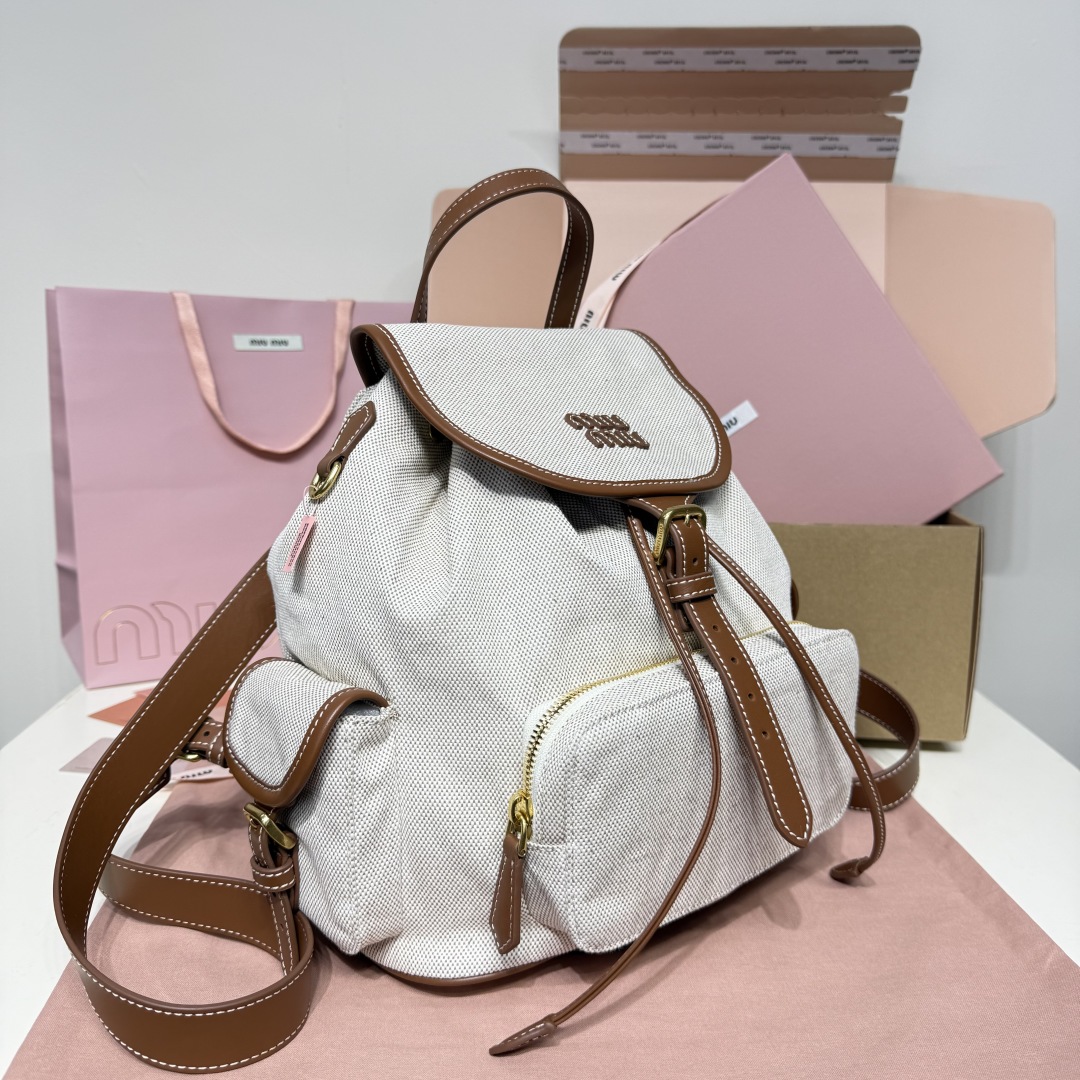 💰800
MIU新品学院风双肩包：5BZ042，帆布与高品质小牛皮的完美搭配，厚实耐磨亚麻混纺内衬，这款皮革双肩包采用校园风设计，融合精湛工艺与休闲态度，别致的多口袋设计彰显MlU手袋的时尚趣致精神，经典皮革双肩背带与肩带，穿搭开挂神器：配白T牛仔，配卡其风衣，配休闲运动服…风格百变，内里装得下宇宙：iPad，折叠伞，化妆包，实用轻便又高级感十足
尺寸：29.5X25X12.5cm