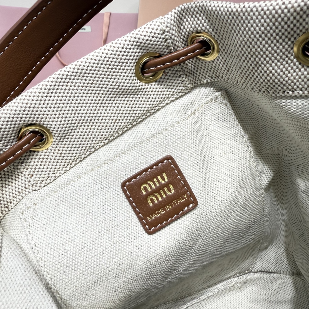 💰750
MIU新品学院风双肩包：5BZ043，帆布与高品质小牛皮的完美搭配，厚实耐磨亚麻混纺内衬，这款皮革双肩包采用校园风设计，融合精湛工艺与休闲态度，别致的多口袋设计彰显MlU手袋的时尚趣致精神，经典皮革双肩背带与肩带，穿搭开挂神器：配白T牛仔，配卡其风衣，配休闲运动服…风格百变，内里装得下宇宙：iPad，折叠伞，化妆包，实用轻便又高级感十足
尺寸：22X18X11.5cm