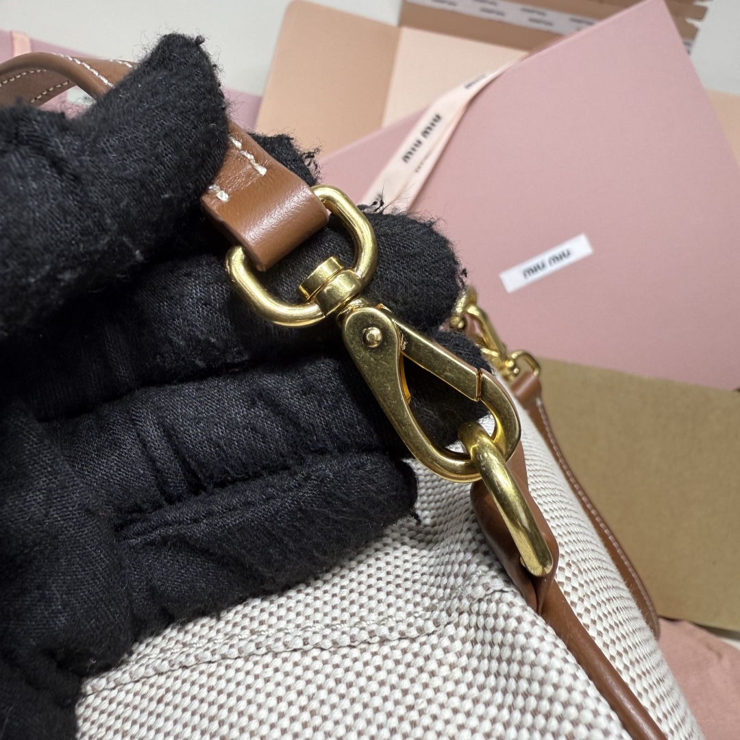 💰750
MIU新品学院风双肩包：5BZ043，帆布与高品质小牛皮的完美搭配，厚实耐磨亚麻混纺内衬，这款皮革双肩包采用校园风设计，融合精湛工艺与休闲态度，别致的多口袋设计彰显MlU手袋的时尚趣致精神，经典皮革双肩背带与肩带，穿搭开挂神器：配白T牛仔，配卡其风衣，配休闲运动服…风格百变，内里装得下宇宙：iPad，折叠伞，化妆包，实用轻便又高级感十足
尺寸：22X18X11.5cm
