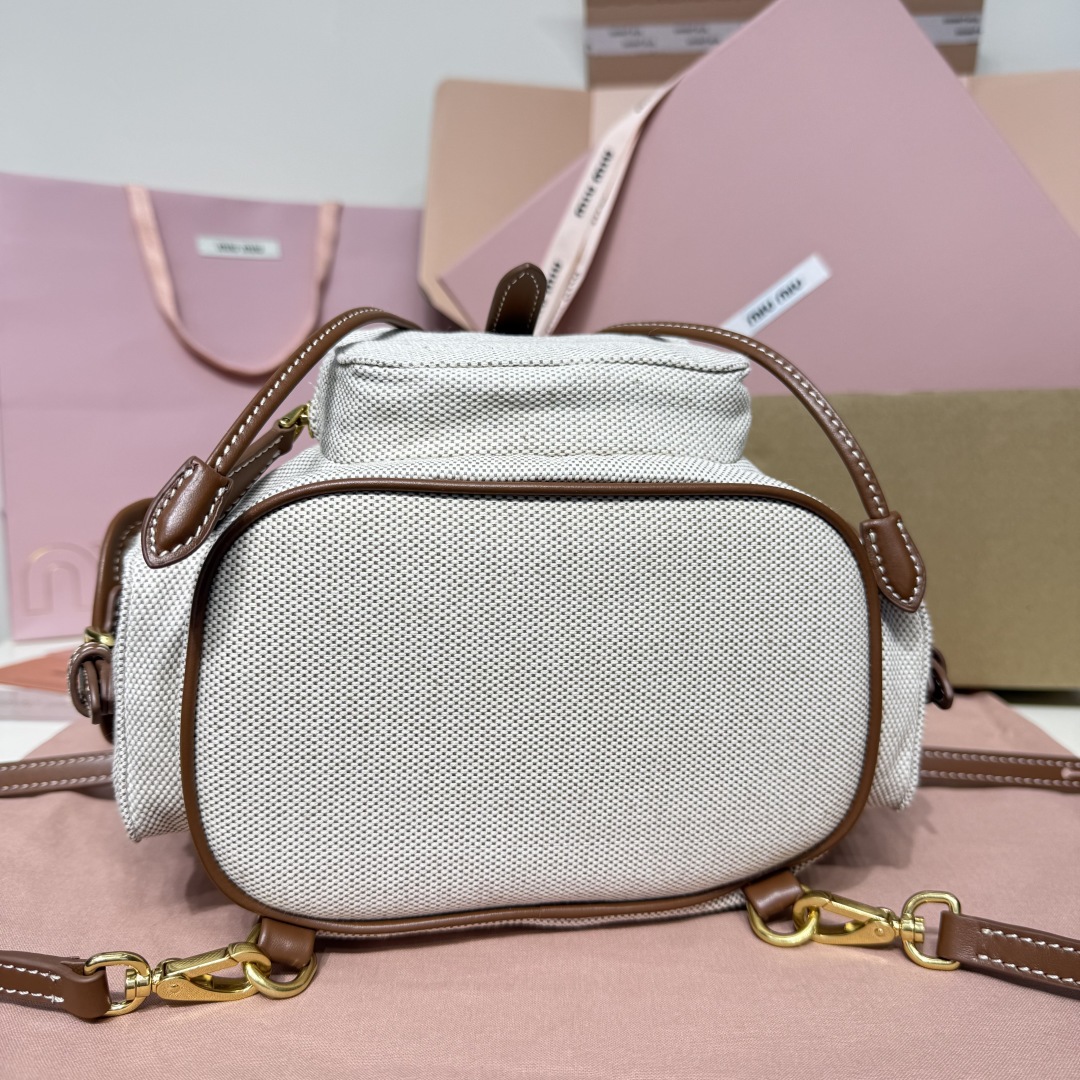 💰750
MIU新品学院风双肩包：5BZ043，帆布与高品质小牛皮的完美搭配，厚实耐磨亚麻混纺内衬，这款皮革双肩包采用校园风设计，融合精湛工艺与休闲态度，别致的多口袋设计彰显MlU手袋的时尚趣致精神，经典皮革双肩背带与肩带，穿搭开挂神器：配白T牛仔，配卡其风衣，配休闲运动服…风格百变，内里装得下宇宙：iPad，折叠伞，化妆包，实用轻便又高级感十足
尺寸：22X18X11.5cm
