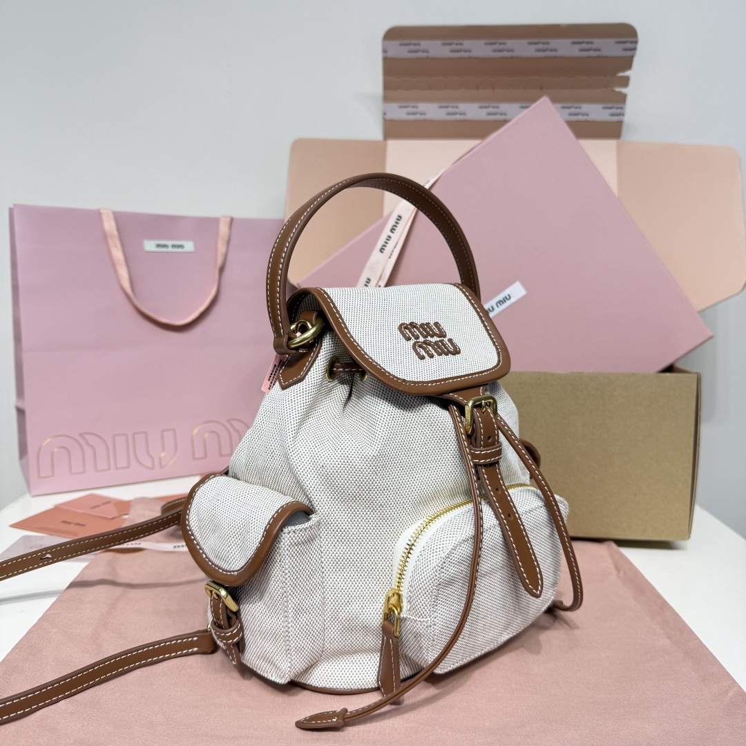 💰750
MIU新品学院风双肩包：5BZ043，帆布与高品质小牛皮的完美搭配，厚实耐磨亚麻混纺内衬，这款皮革双肩包采用校园风设计，融合精湛工艺与休闲态度，别致的多口袋设计彰显MlU手袋的时尚趣致精神，经典皮革双肩背带与肩带，穿搭开挂神器：配白T牛仔，配卡其风衣，配休闲运动服…风格百变，内里装得下宇宙：iPad，折叠伞，化妆包，实用轻便又高级感十足
尺寸：22X18X11.5cm