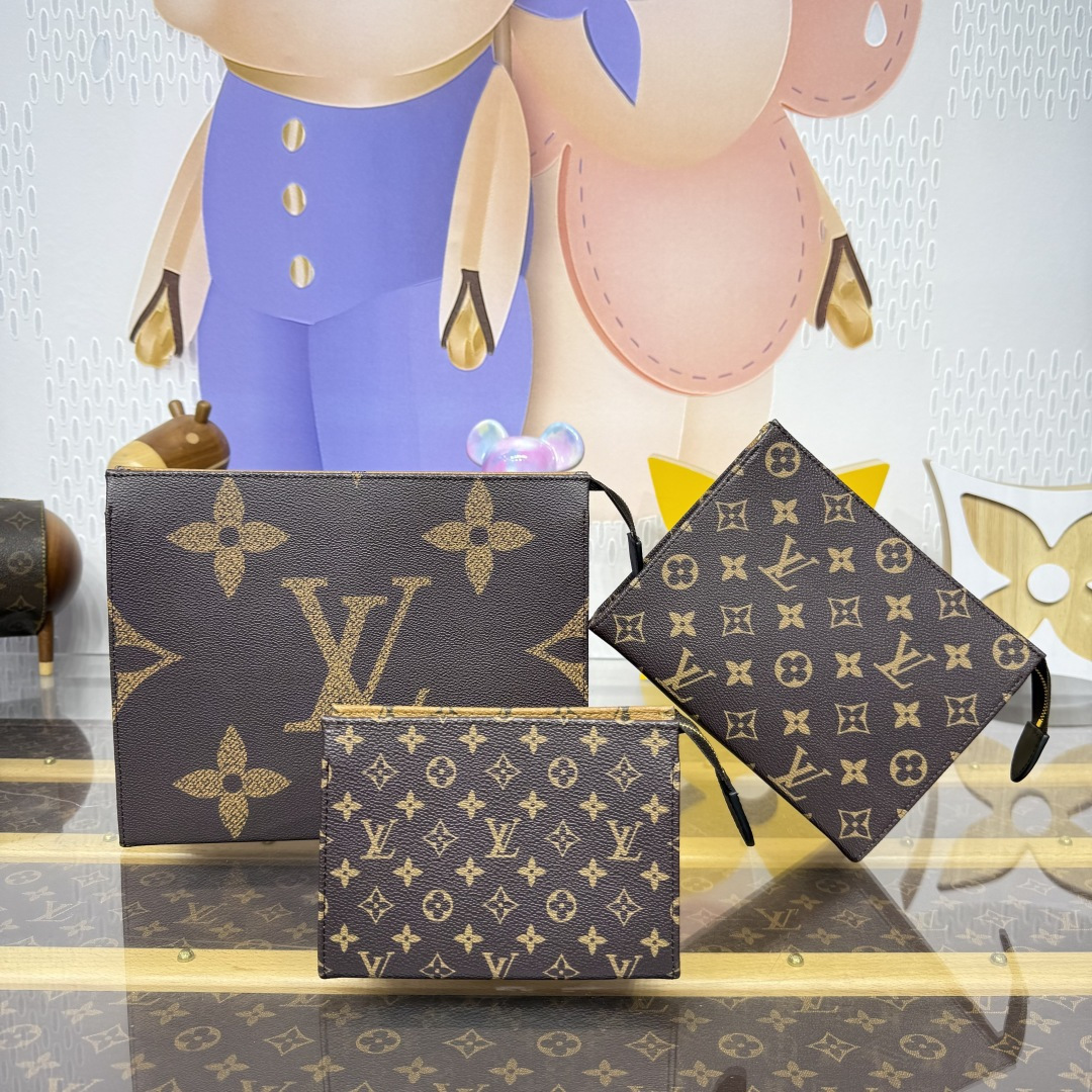 NO:552254,Top original M11248 presbyopia This Trio toilet bag set is made of Monogram and Monogram Reverse Ms canvas, showing various interpretations of the Monogram pattern through different sizes, with both elegant style and functional considerations. Size 25*5.5*20cm. 4015055,,versace19860909顶级原单M11248老花 本款 Trio 盥洗袋套装取材 Monogram 与 Monogram Reverse Ms帆布,通过不同尺寸展现 Monogram 图案的多样演绎,兼具优雅格调与功能考量.尺寸25*5.5*20cm.4015055,,versace,Bag