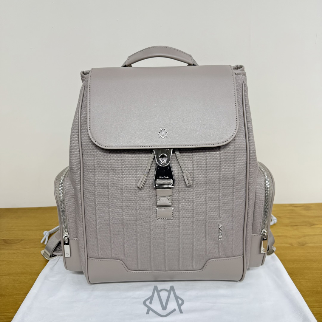 NO:336560,The most popular flip backpack recently is here. This is the Never Still series of RMW's home. It is a new logo item inspired by the legendary grooved textured suitcase, bringing modern, practical and elegant solutions to daily commuting, business activities, etc.!  Moreover, this one is a large size, suitable for placing necessities such as mobile phones and laptops. While placing many things, the thickened strap and back panel provide everyone with a comfortable journey. It is the same model for men and women. It looks handsome and beautiful when girls carry it!  Four colors olive green navy blue black apricot large size 44×37×16cm, backpacks19860909近期最火的翻盖双肩背包来了 这是RMW家的Never Still 系列 ,以传奇性凹槽纹理行李箱为灵感设计的全新标志款单品, 为日常通勤 商务活动等带来了现代 实用且优雅的解决方案！ 而且这一款还是一个大号的尺寸, 适合放置手机 笔记本电脑等必需品 ,在放置许多东西的同时 加厚的背带和背板为大家提供舒适的旅途而且男女同款 女生背起来帅帅的也好看！ 四个色橄榄绿色 藏蓝色 黑色 杏色 大号尺寸44×37×16cm,,backpacks,luggage