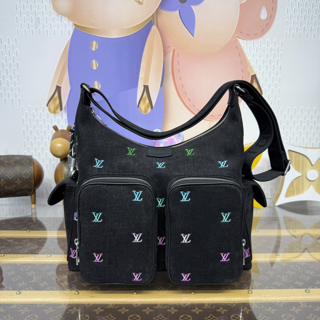 NO:552251,Top original order M13938 black denim. This HoboCargo handbag is made of washed Blason db denim, with deep tones to accentuate the gradient effect letters, showing Harrell Williams' creative ingenuity in translating graceful music into fashion language. Size 34.5*19.7*27cm. 7018085,19860909顶级原单M13938黑牛仔 本款HoboCargo手袋取材水洗Blason db丹宁,以深邃色调烘托渐变效果字母,展现harrell Williams将曼妙音乐转译为时尚语言的创意巧思.尺寸34.5*19.7*27cm.7018085,,Bag