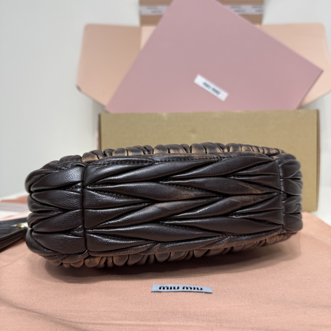 💰730 5BC125：MiuMiu新品MiuWander手袋，采用进口小羊皮经典品牌标志性Matelasse纹理绣花，复古磨砂五金，利用圆孤的曲线，保留了应有的俏皮感，包型整体硬挺有型，充满个性，可甜可盐，容量可光，各大时尚搏主几乎人手一个，颜色多多，黑，奶白，孔雀蓝，日光黄，樱花粉，大红等，尺寸：23X13X7