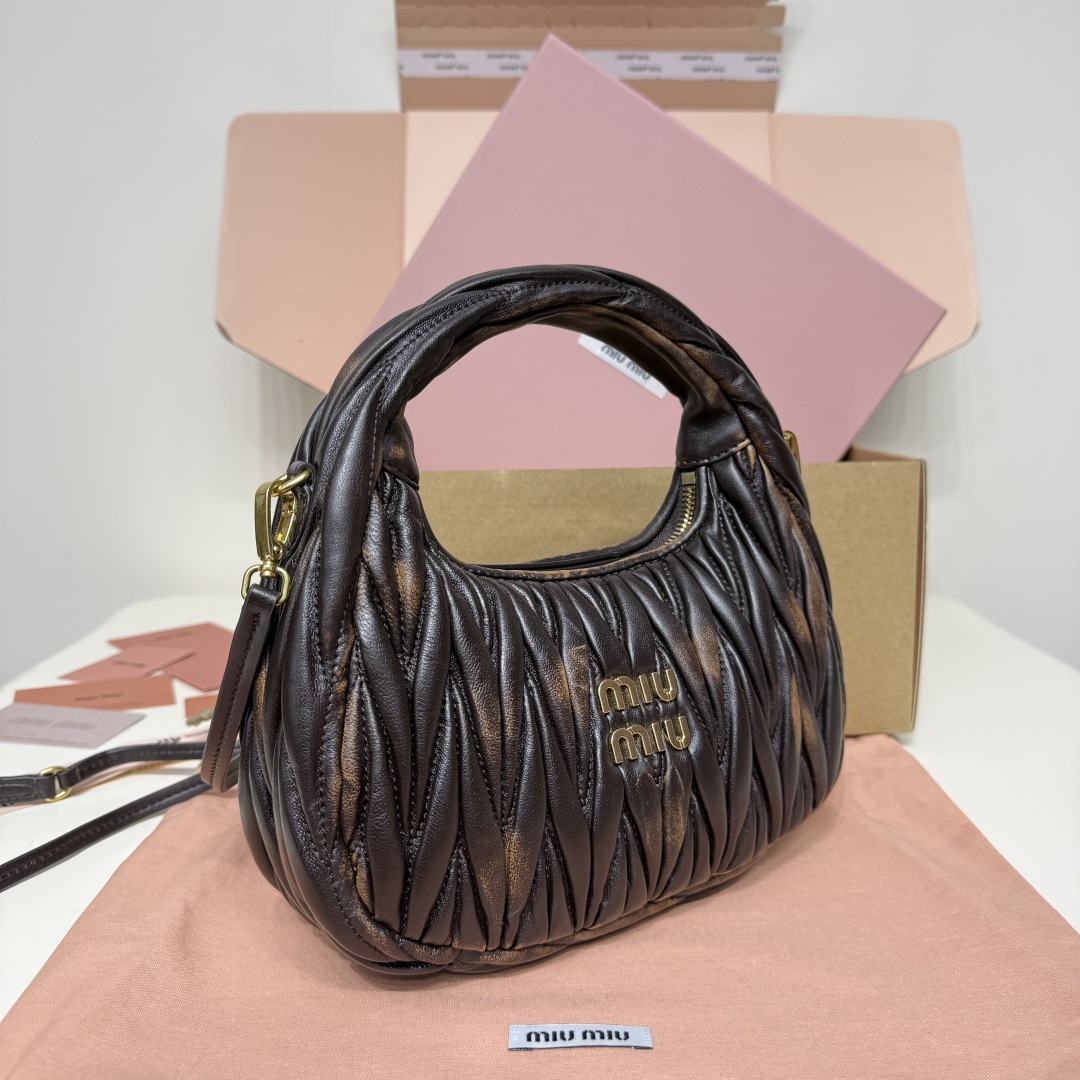 💰730 5BC125：MiuMiu新品MiuWander手袋，采用进口小羊皮经典品牌标志性Matelasse纹理绣花，复古磨砂五金，利用圆孤的曲线，保留了应有的俏皮感，包型整体硬挺有型，充满个性，可甜可盐，容量可光，各大时尚搏主几乎人手一个，颜色多多，黑，奶白，孔雀蓝，日光黄，樱花粉，大红等，尺寸：23X13X7