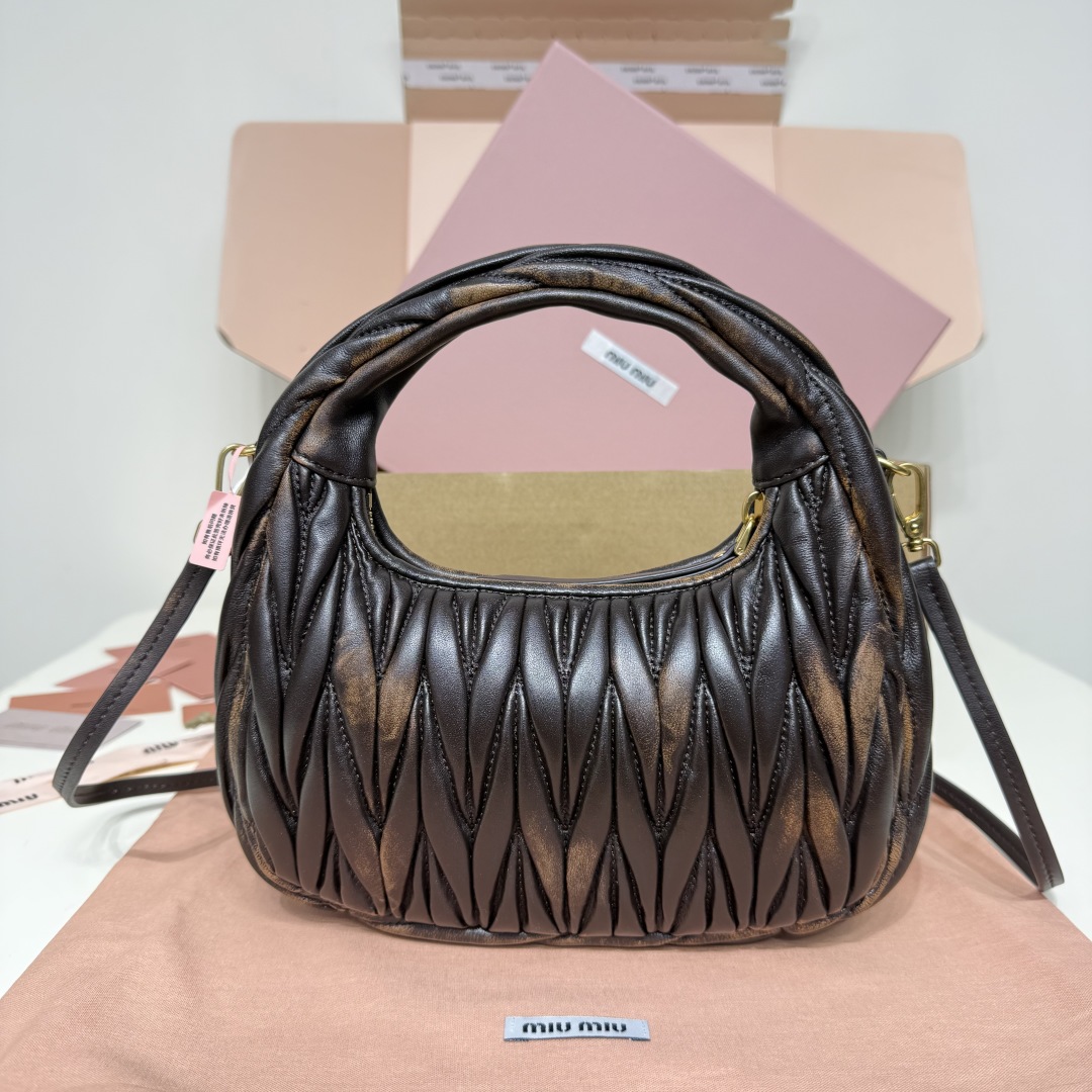 💰730 5BC125：MiuMiu新品MiuWander手袋，采用进口小羊皮经典品牌标志性Matelasse纹理绣花，复古磨砂五金，利用圆孤的曲线，保留了应有的俏皮感，包型整体硬挺有型，充满个性，可甜可盐，容量可光，各大时尚搏主几乎人手一个，颜色多多，黑，奶白，孔雀蓝，日光黄，樱花粉，大红等，尺寸：23X13X7