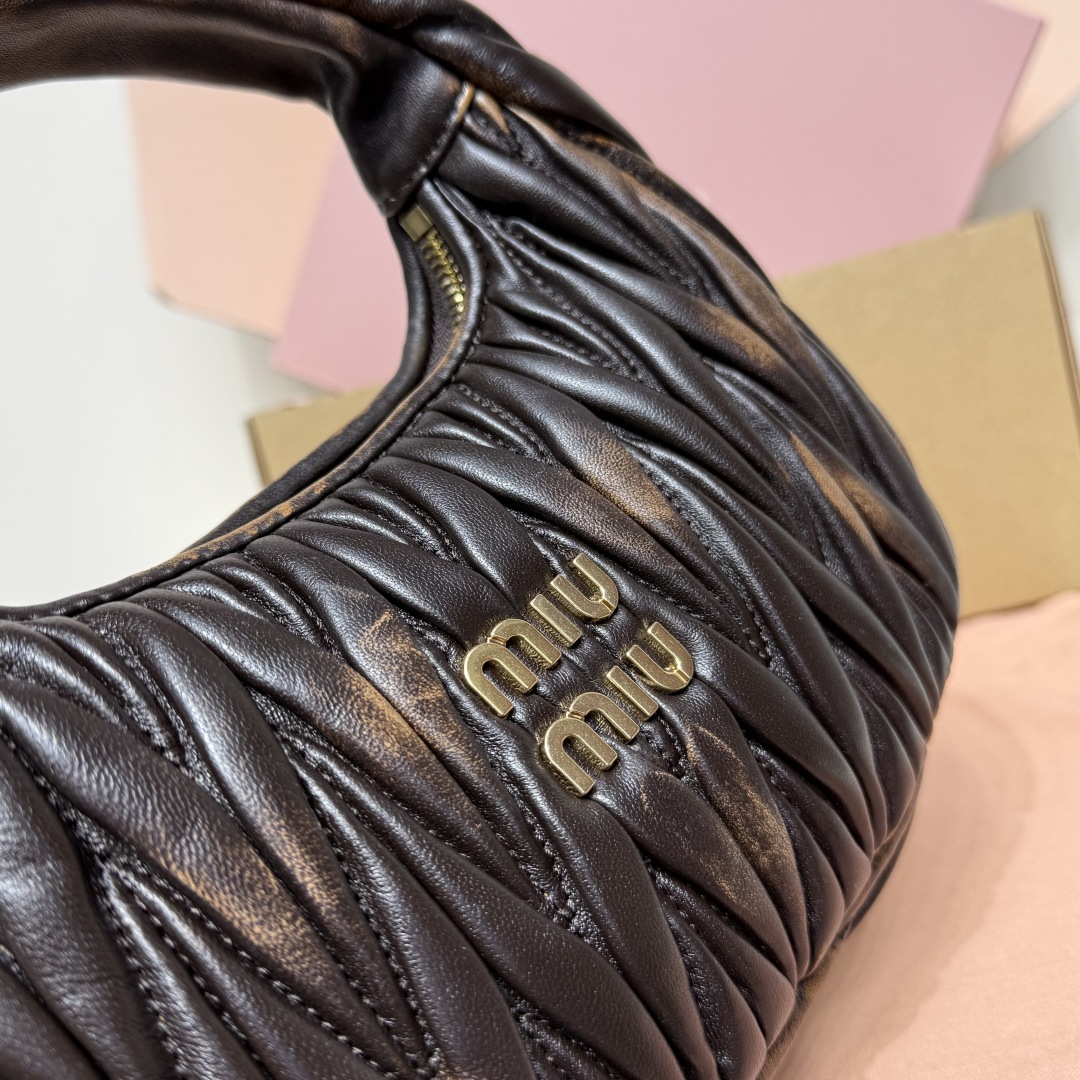 💰730 5BC125：MiuMiu新品MiuWander手袋，采用进口小羊皮经典品牌标志性Matelasse纹理绣花，复古磨砂五金，利用圆孤的曲线，保留了应有的俏皮感，包型整体硬挺有型，充满个性，可甜可盐，容量可光，各大时尚搏主几乎人手一个，颜色多多，黑，奶白，孔雀蓝，日光黄，樱花粉，大红等，尺寸：23X13X7